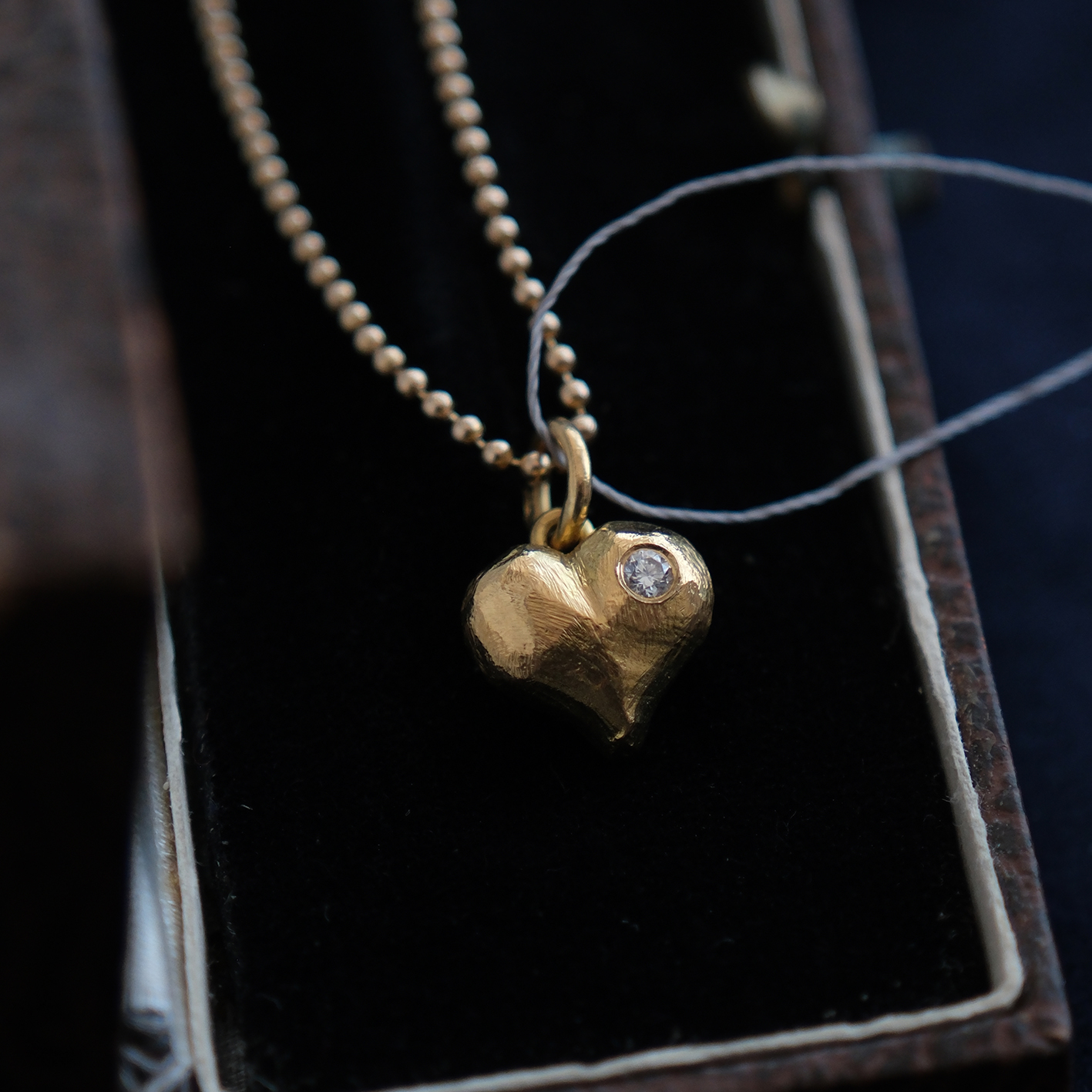 Geltono aukso pakabukas su deimantu