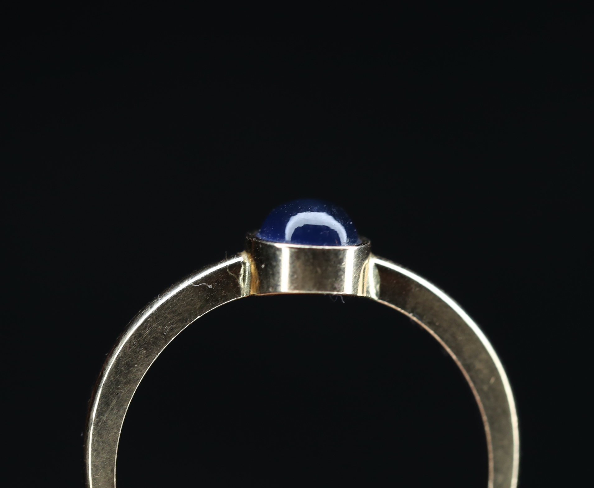 Geltono aukso žiedas su safyro kabašonu