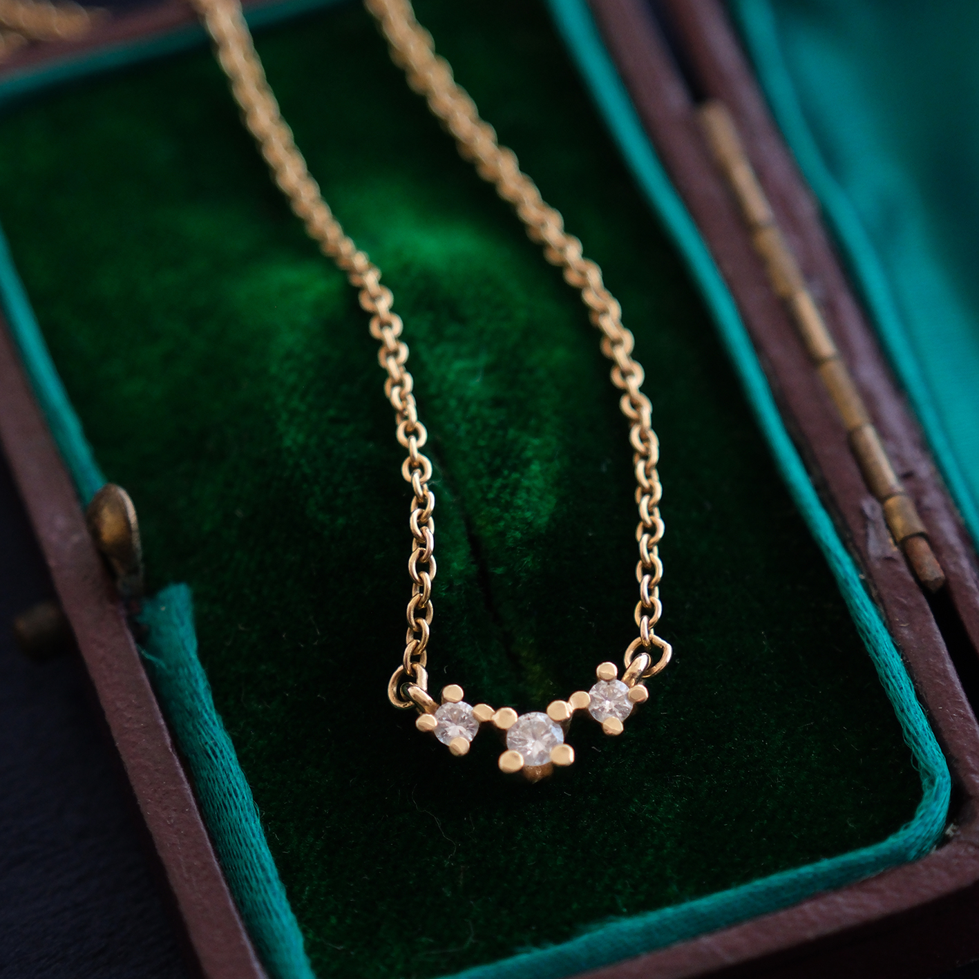 Geltono aukso kolje su deimantais