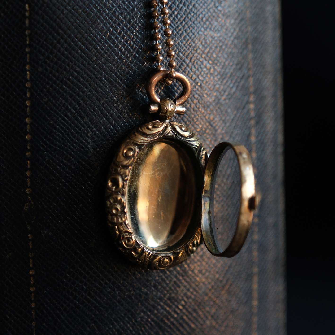 Geltono aukso atsidarantis pakabukas