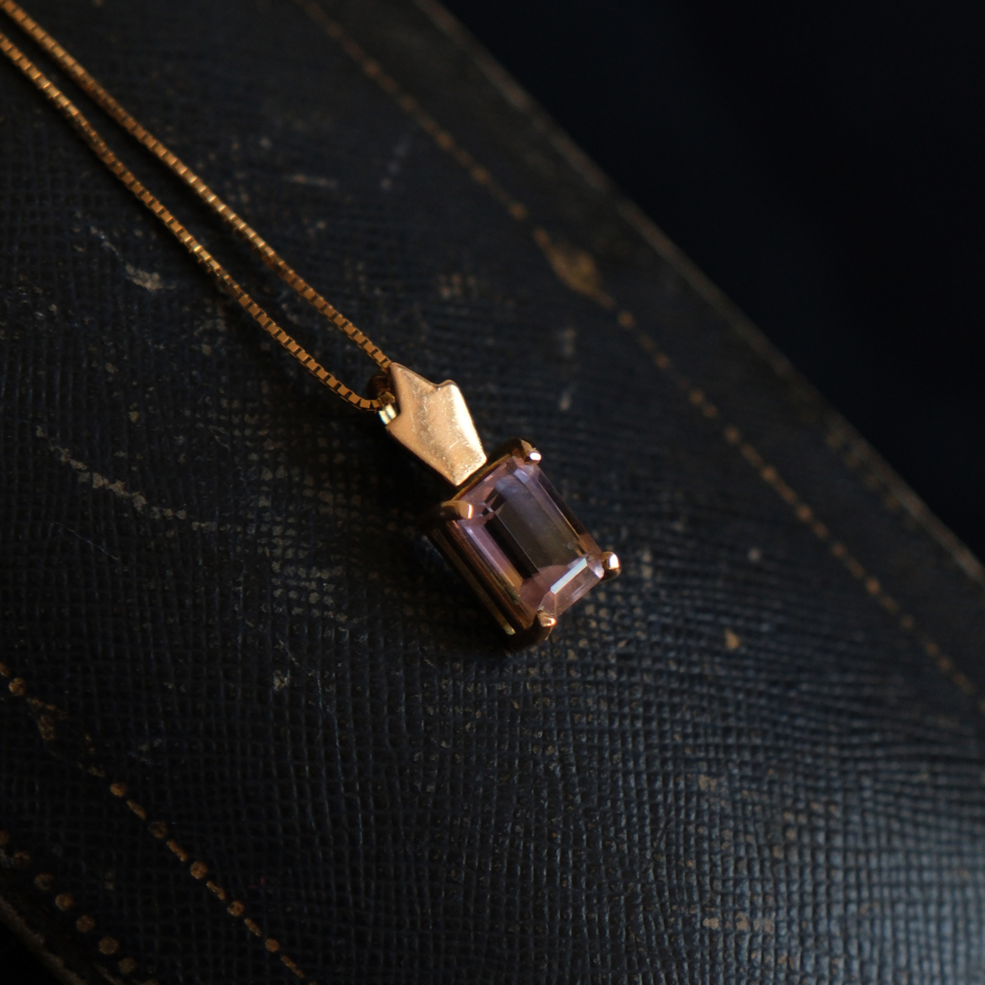 Geltono aukso pakabukas su ametrinu