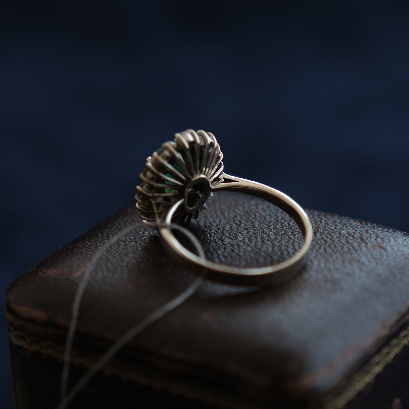 Balto aukso žiedas su smaragdu ir deimantais