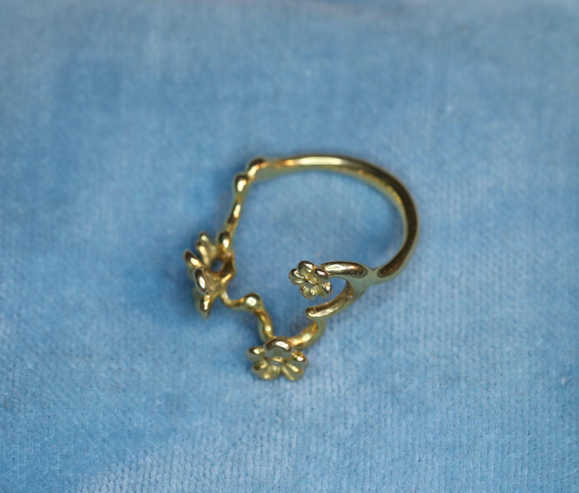 Geltono aukso žiedas su deimantais