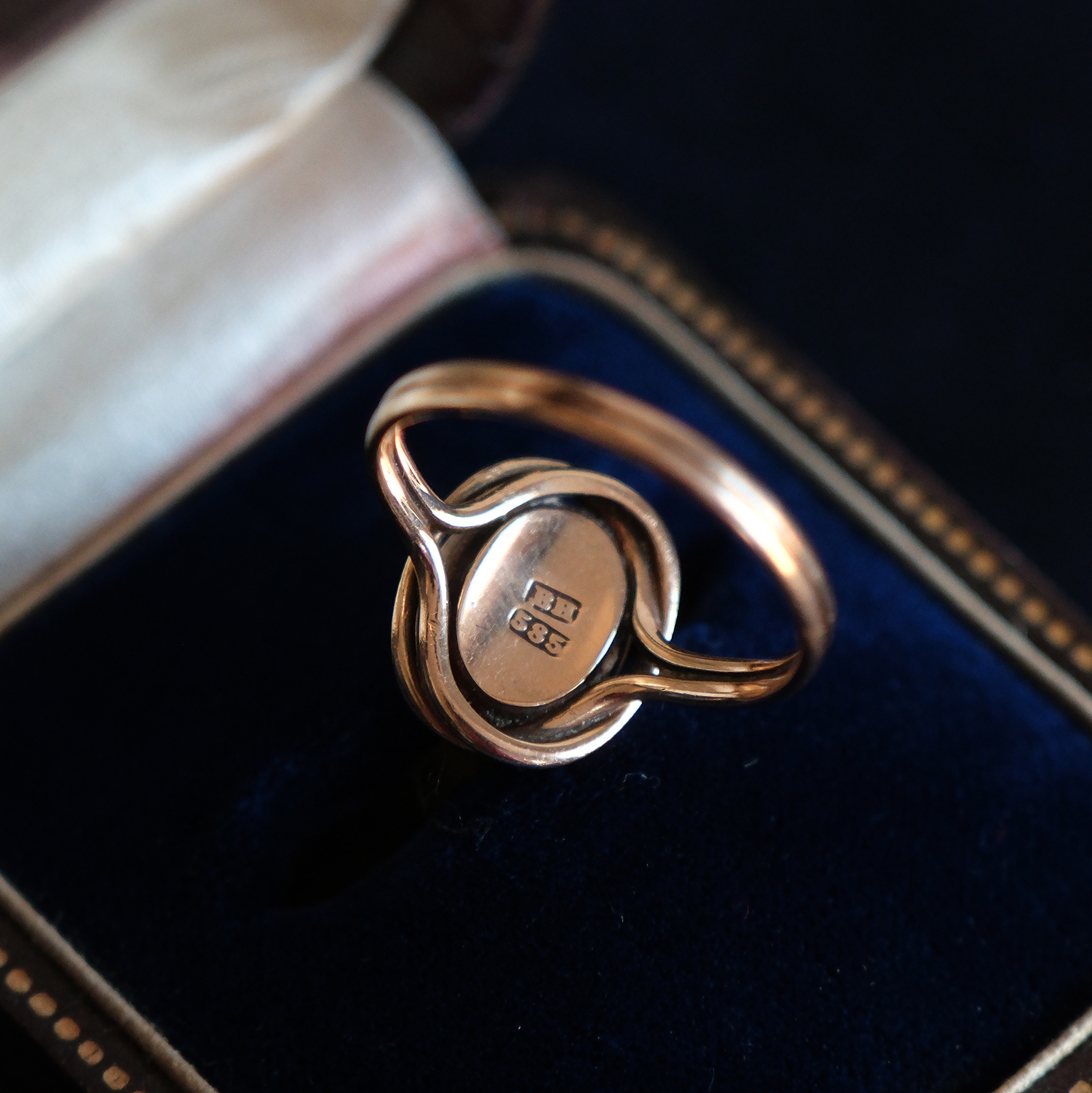 Rausvo aukso žiedas su kvarco plokštele