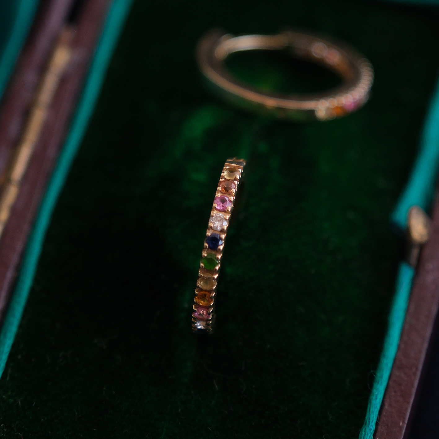 Geltono aukso auskarai su įvairiaspalviais brangakmeniais