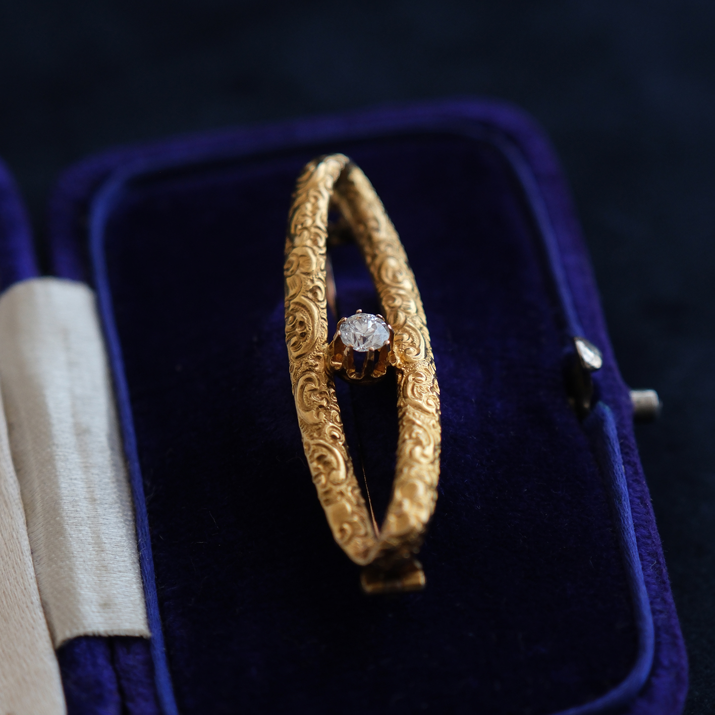 Viktorijos laikų aukso sagė su deimantu