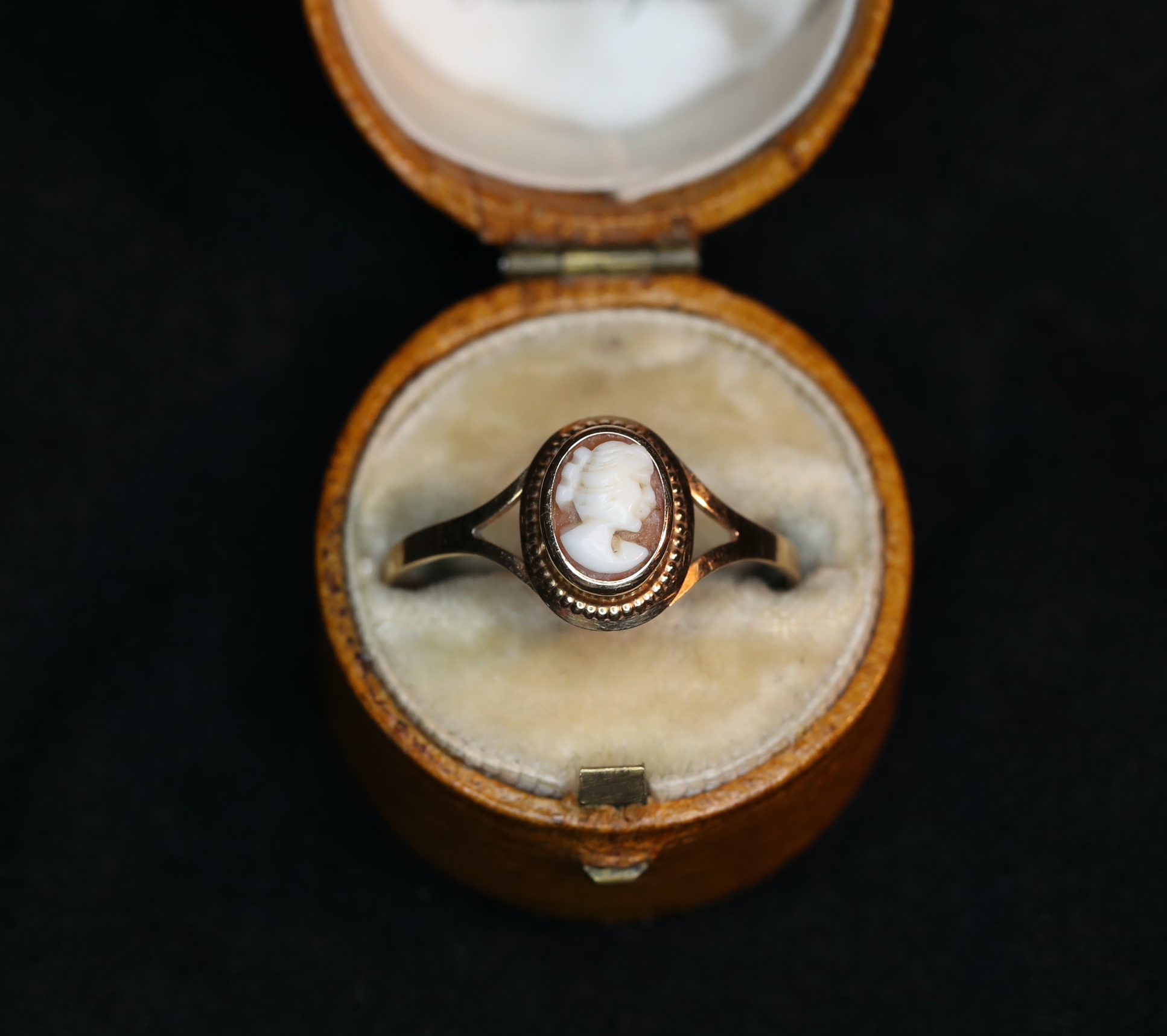 Geltono aukso žiedas su koraline kamėja