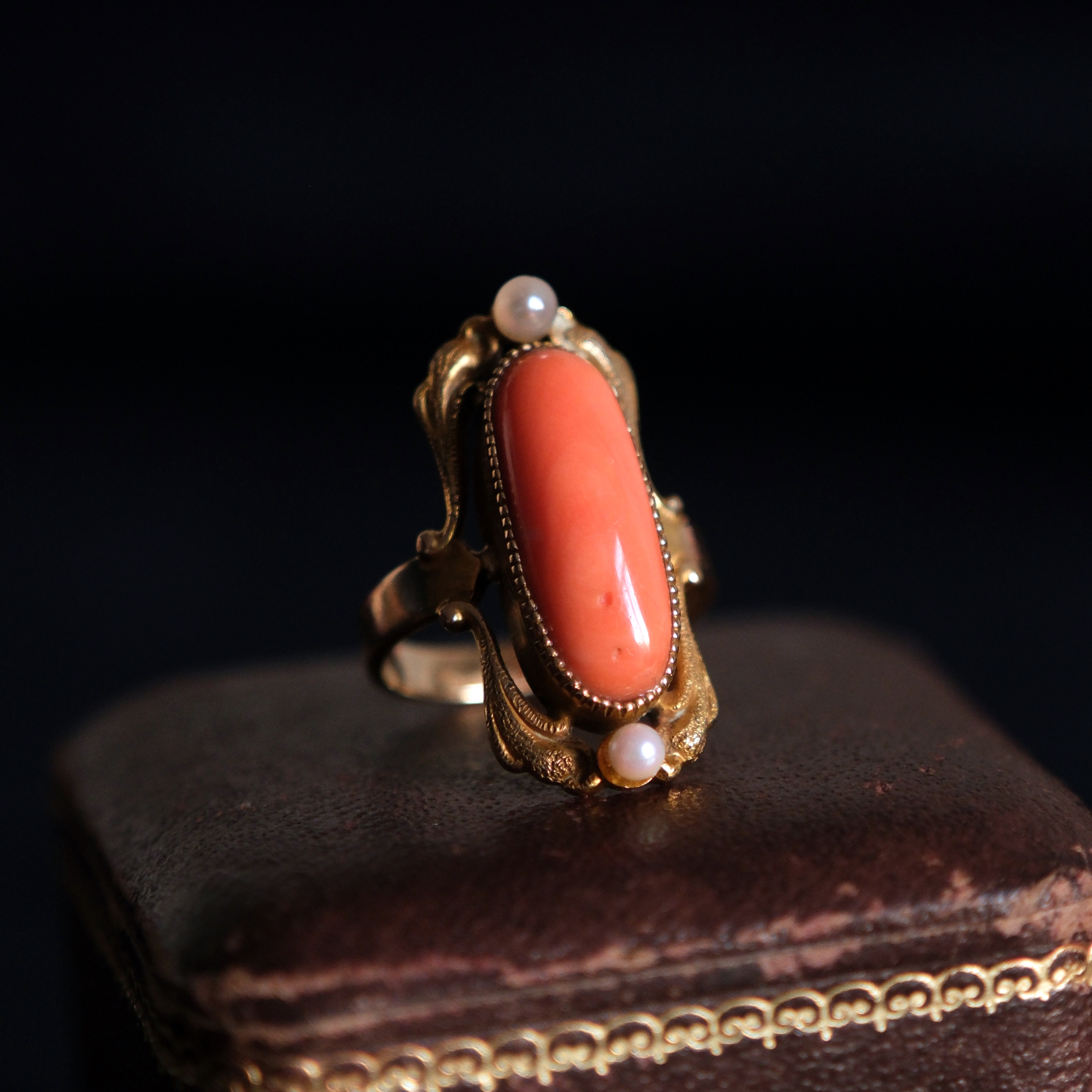 Geltono aukso žiedas su koralo ir perlų kabašonais