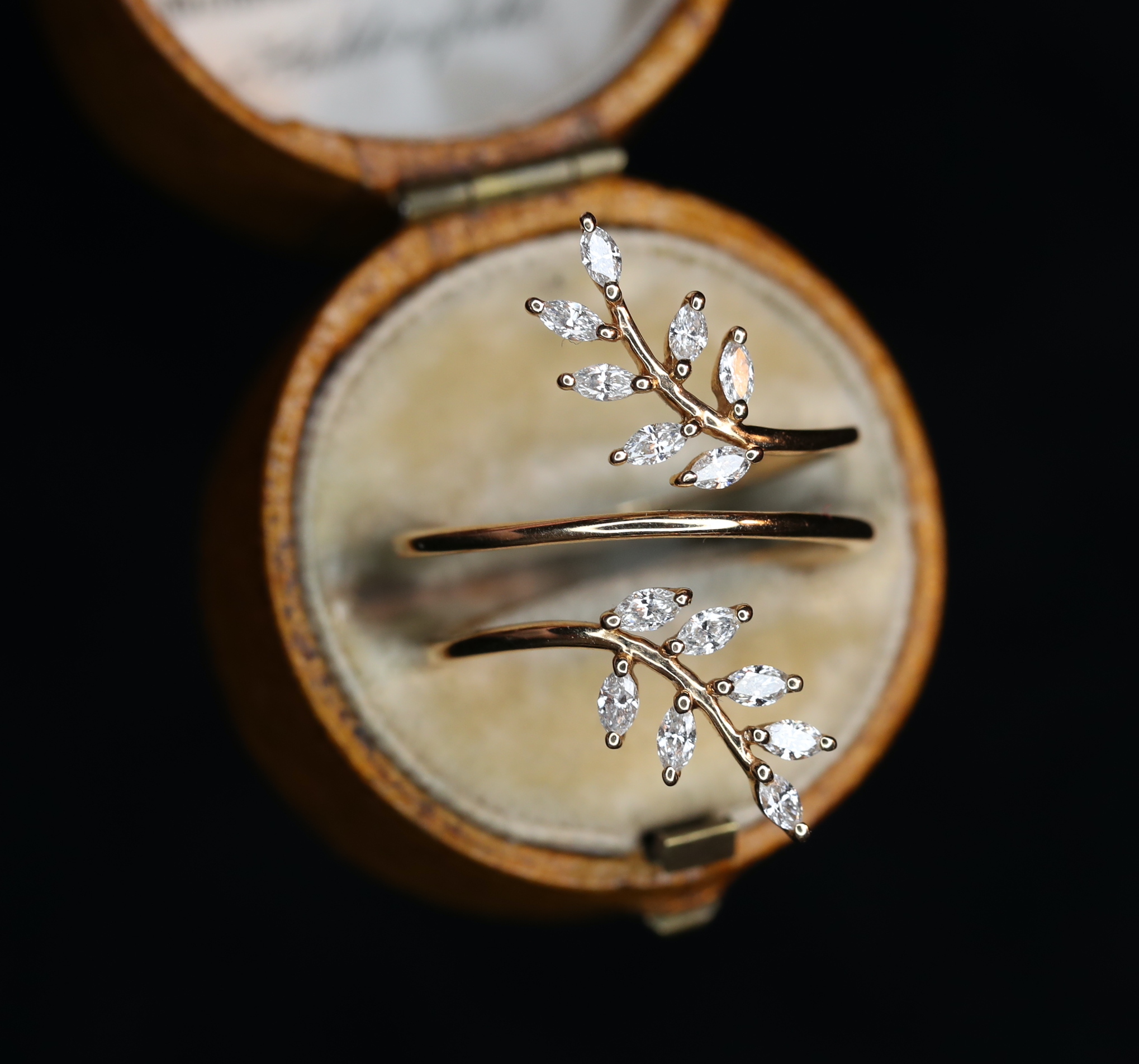 Rožinio aukso žiedas su deimantais