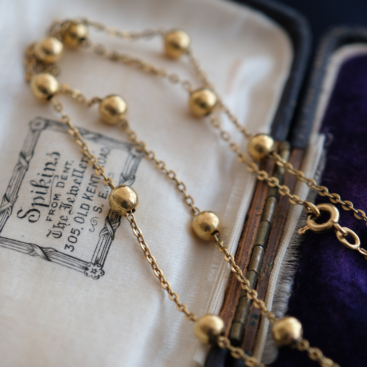 Geltono aukso grandinėlė su burbuliukais