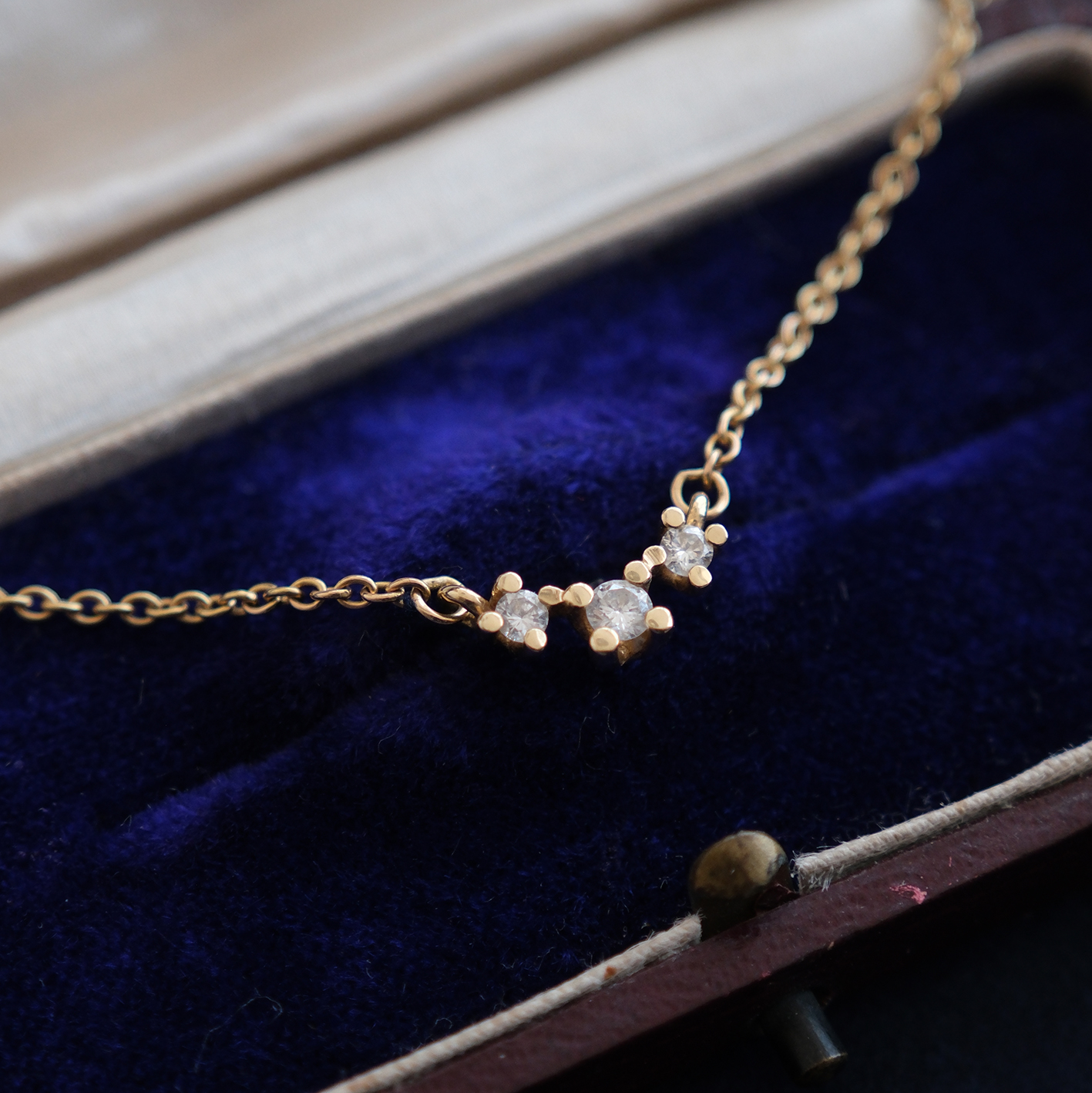 Geltono aukso kolje su deimantais