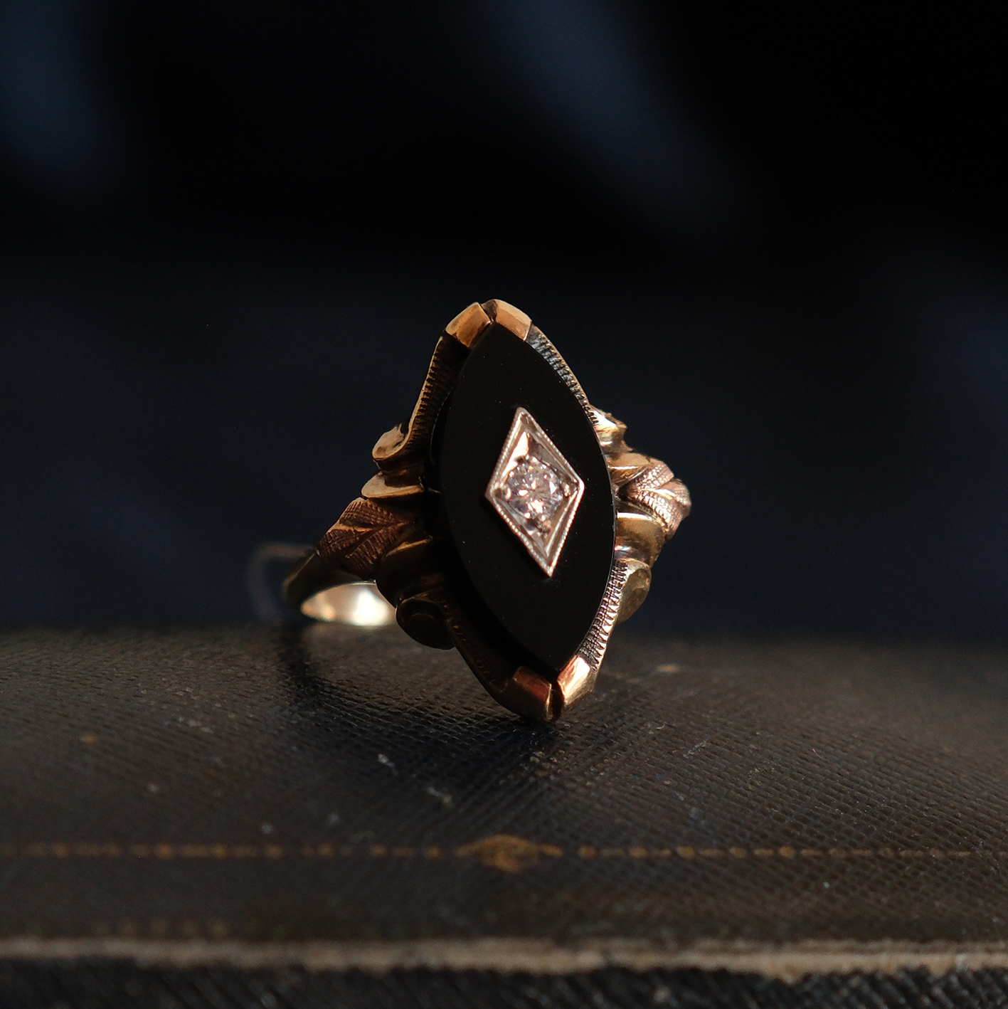 Aukso žiedas su deimantu ir chalcedono plokštele