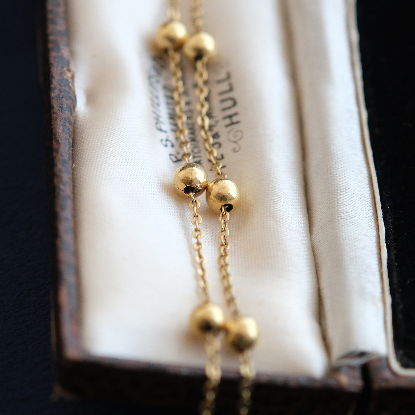 Geltono aukso grandinėlė su burbuliukais