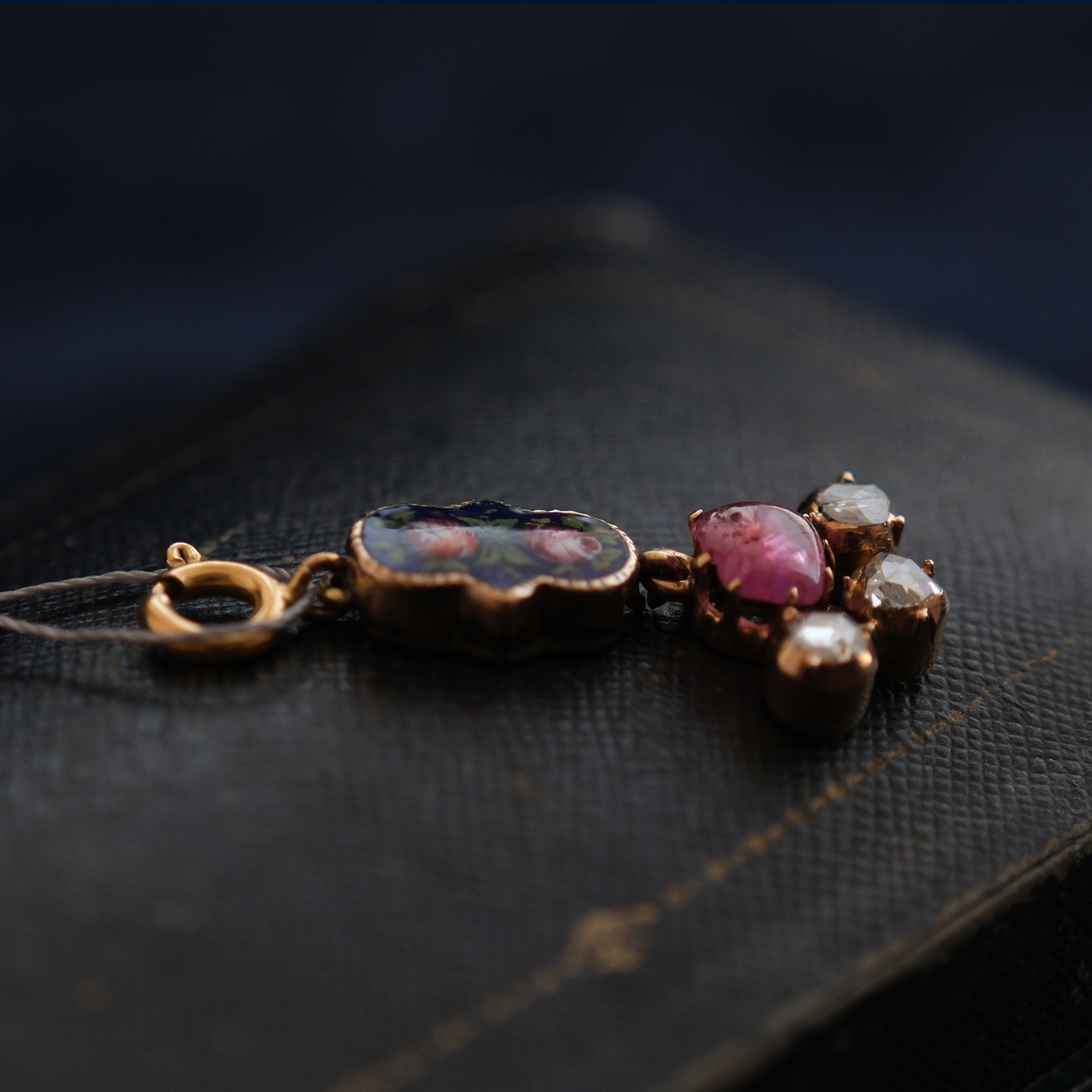 Rausvo aukso pakabukas su emale, rubino kabašonu bei rožės šlifo deimantais