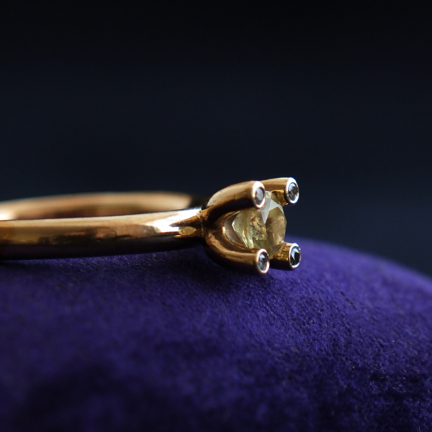 Geltono aukso žiedas su peridotu ir deimantais