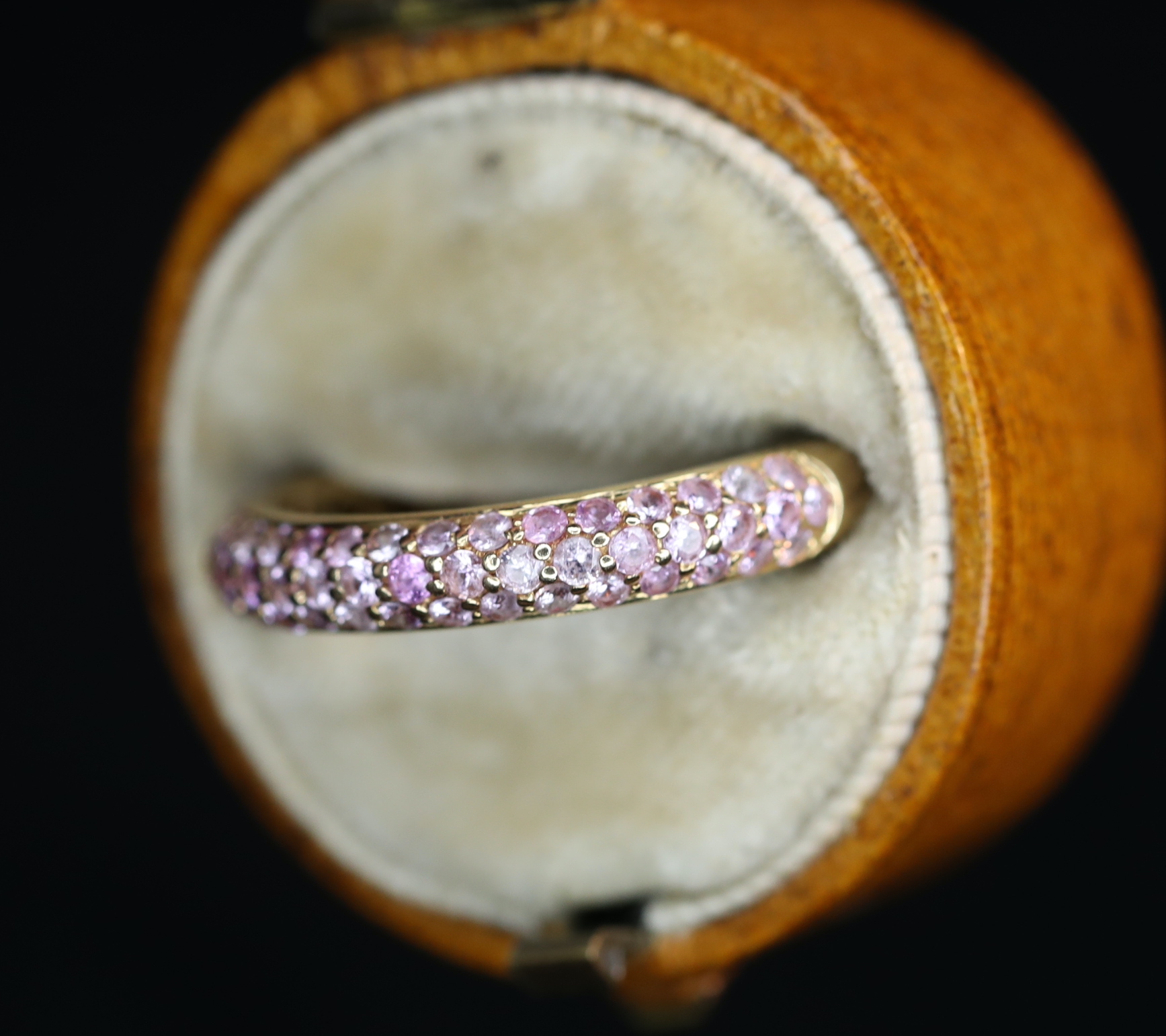 Geltono aukso žiedas su rožiniais safyrais