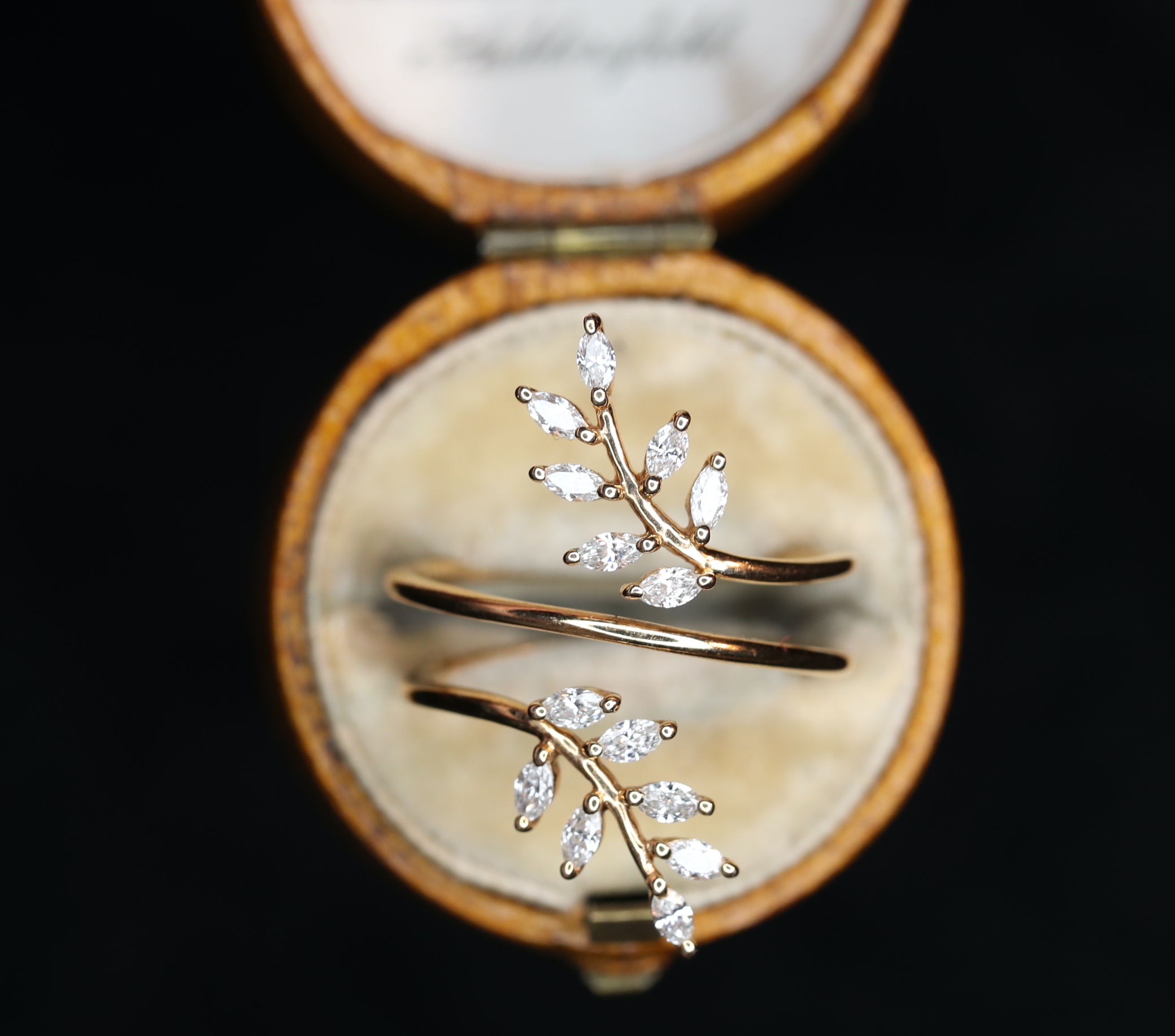 Rožinio aukso žiedas su deimantais