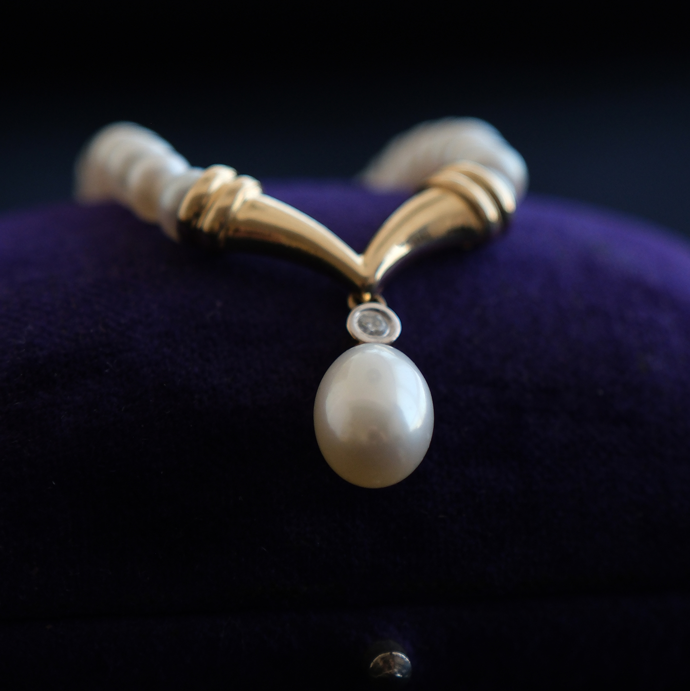 Kultivuotų perlų vėrinys puoštas auksu ir deimantu