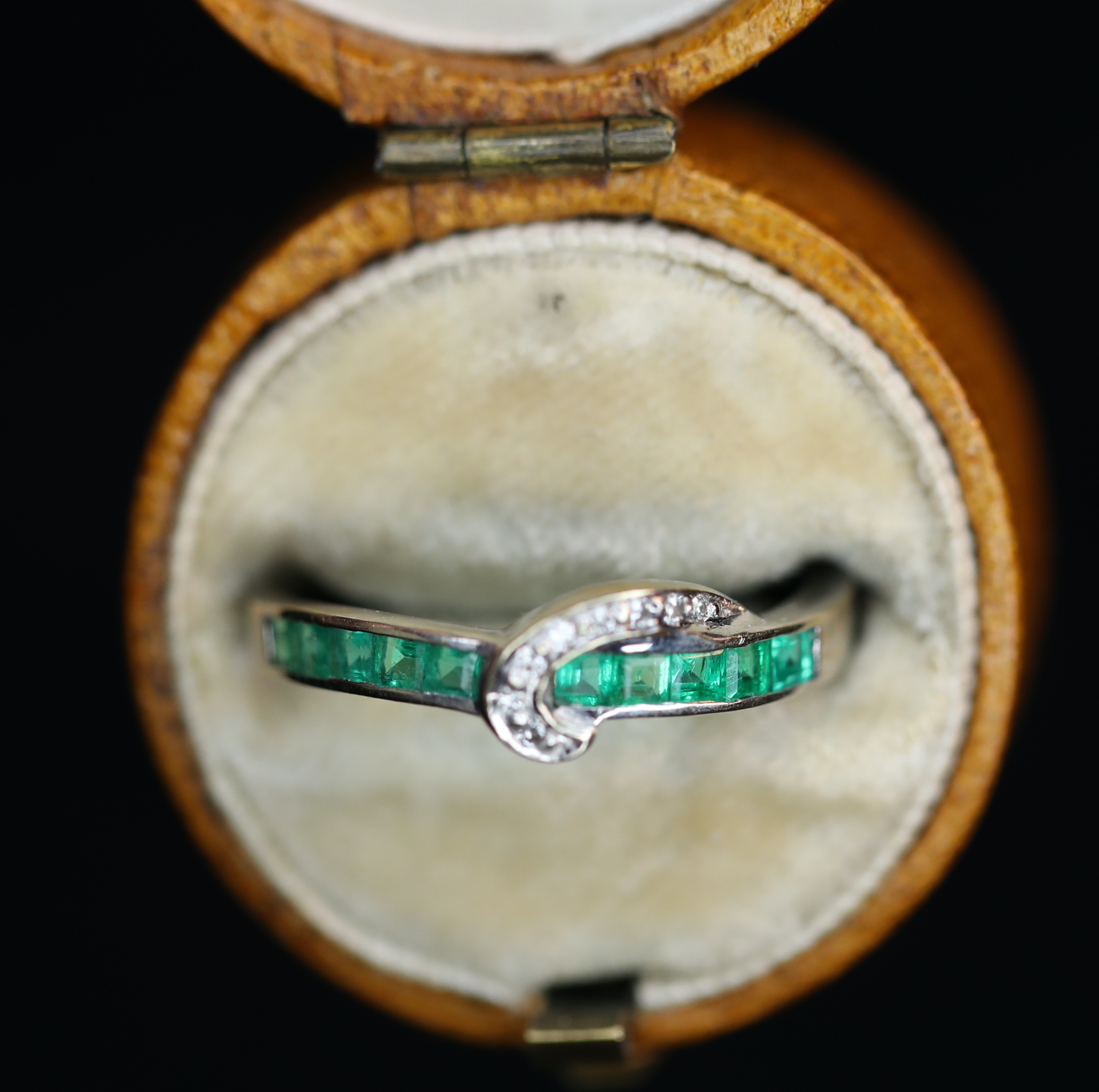 Balto aukso žiedas su smaragdais ir deimantais