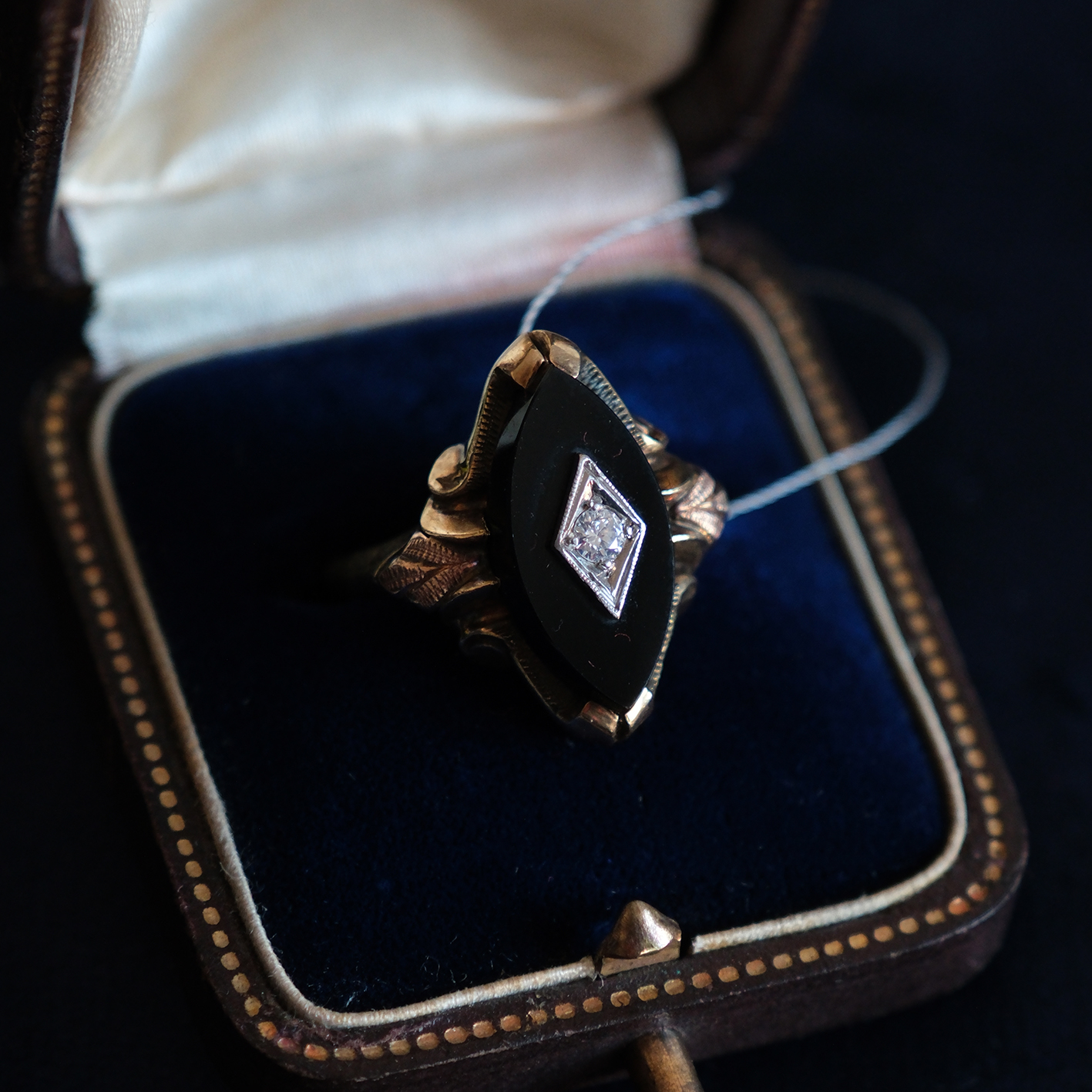 Aukso žiedas su deimantu ir chalcedono plokštele