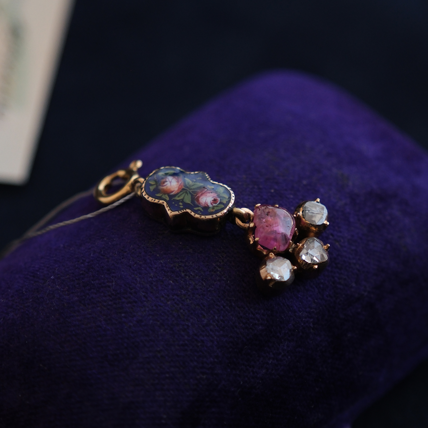 Rausvo aukso pakabukas su emale, rubino kabašonu bei rožės šlifo deimantais