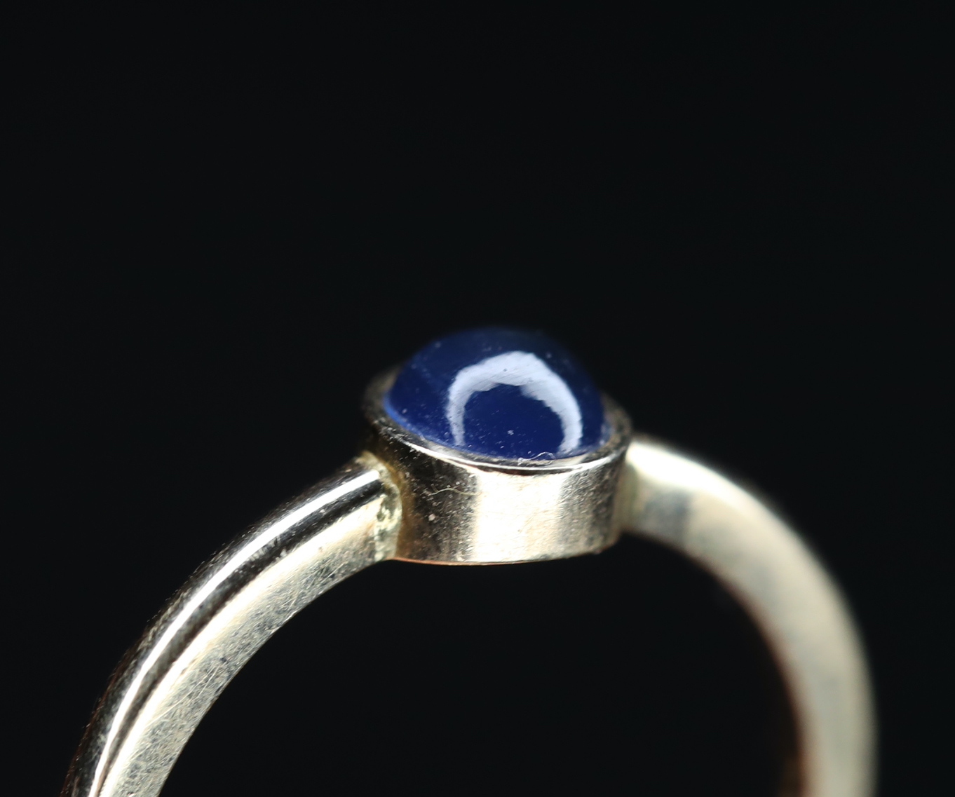 Geltono aukso žiedas su safyro kabašonu