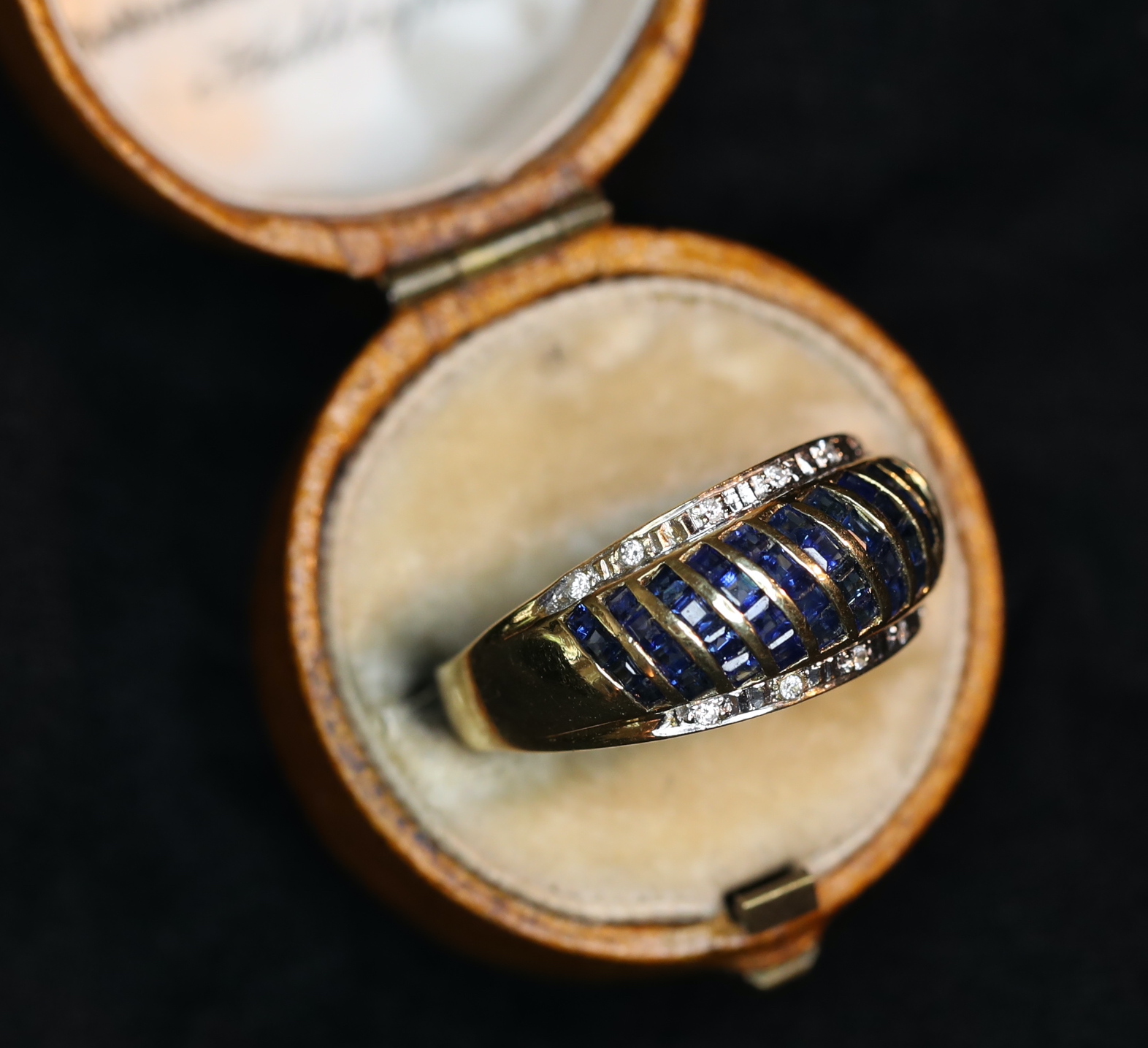 Auksinis žiedas su safyrais