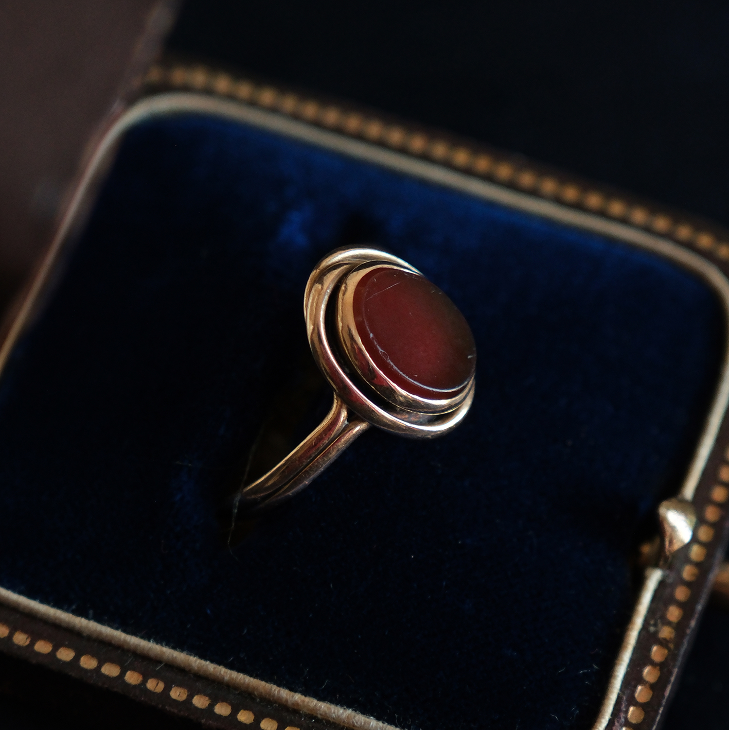 Rausvo aukso žiedas su kvarco plokštele