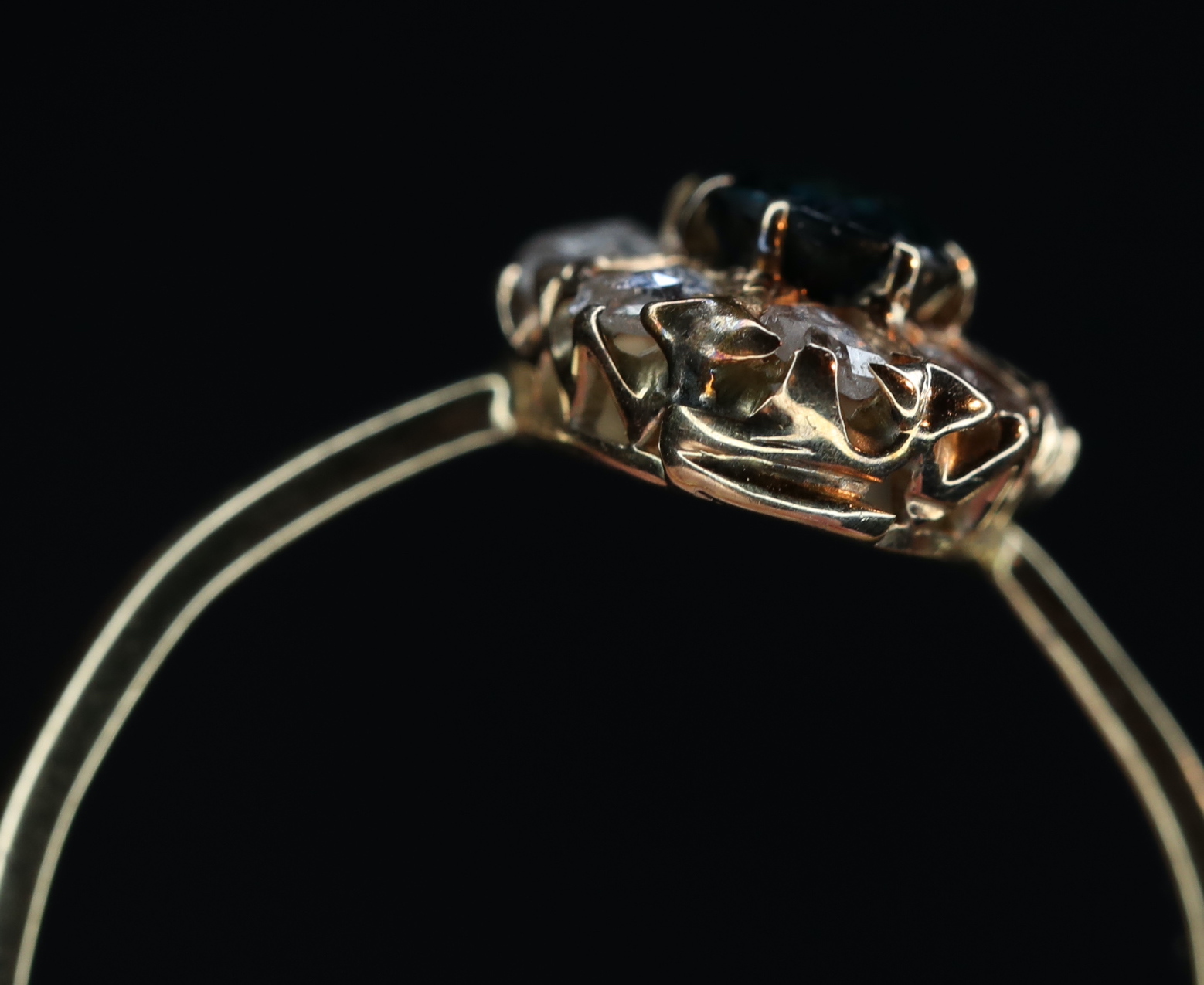 Geltono aukso žiedas su rožės šlifo deimantais ir safyru