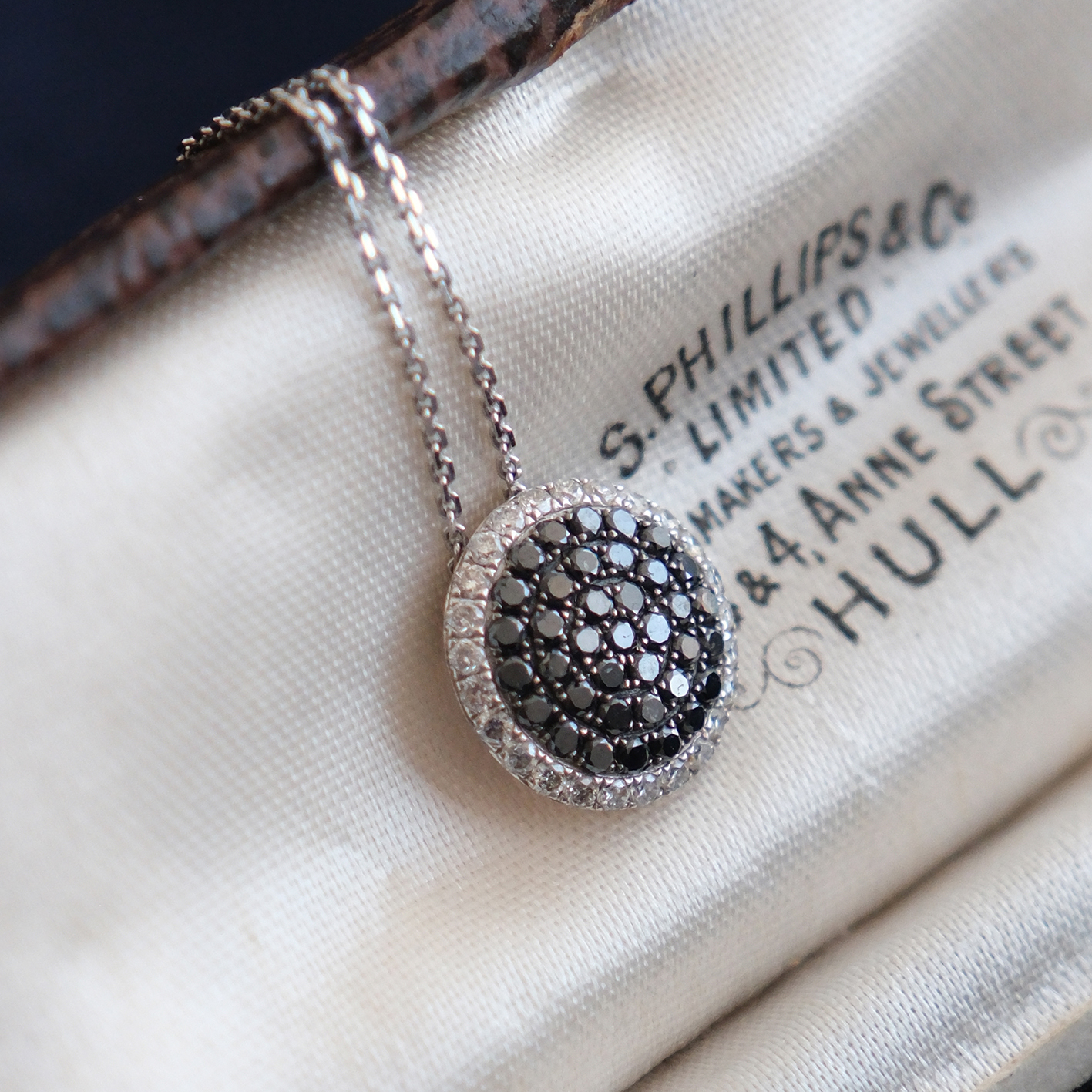 Balto aukso pakabukas su baltais ir juodais deimantais