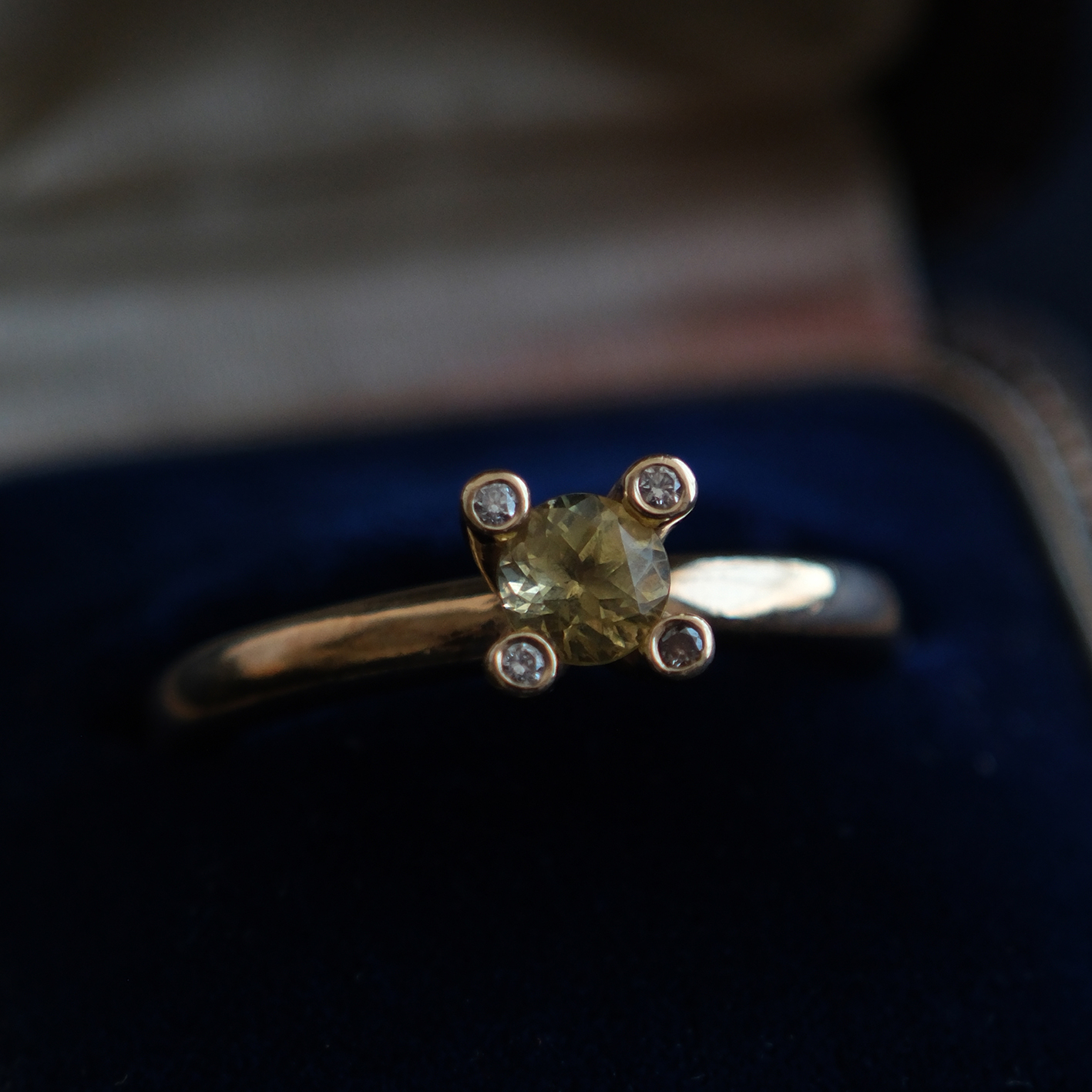 Geltono aukso žiedas su peridotu ir deimantais