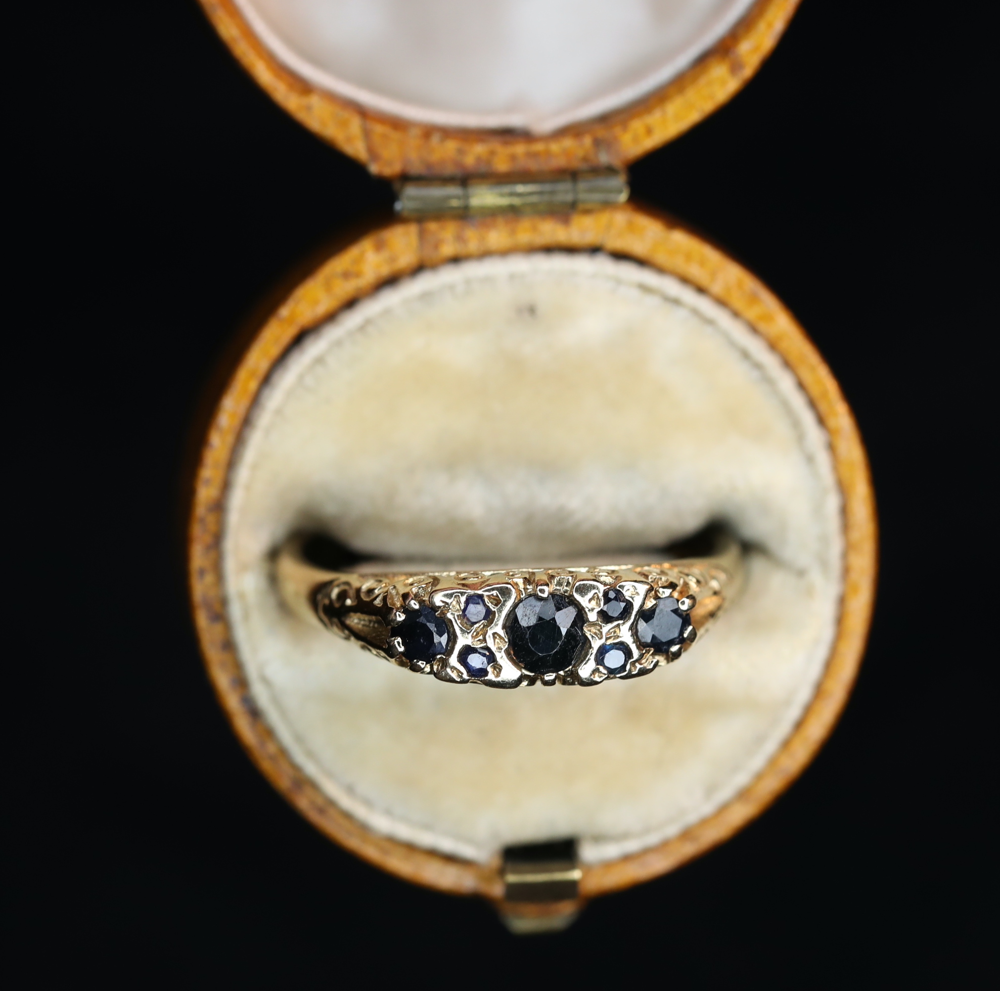 Geltono aukso žiedas su safyrais