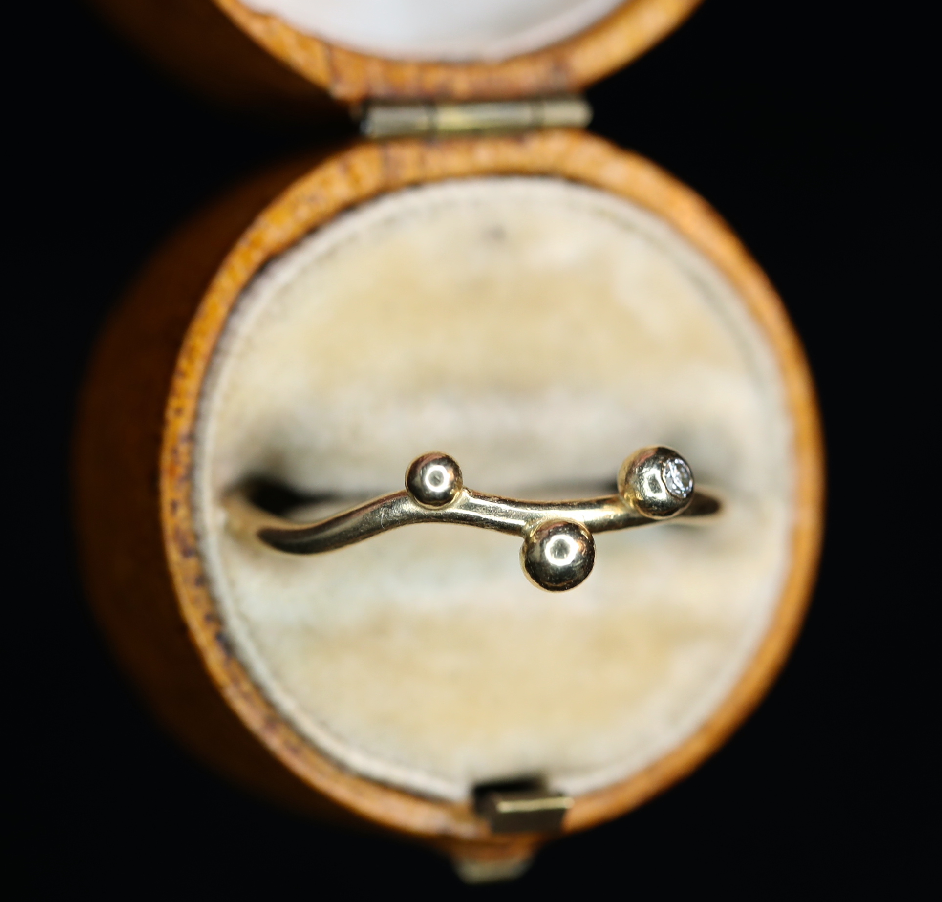 Geltono aukso žiedas su deimantu