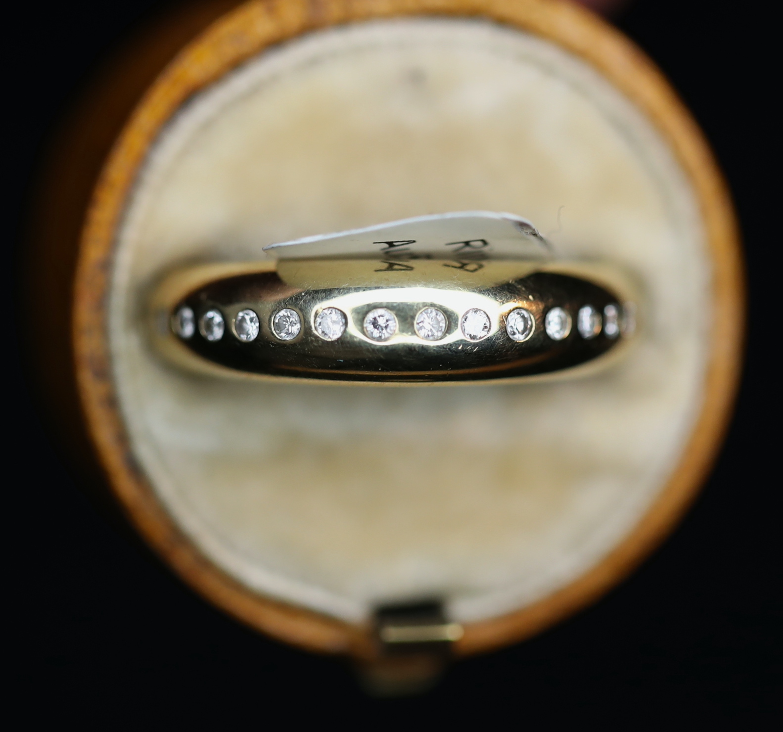 Geltono aukso žiedas su deimantais