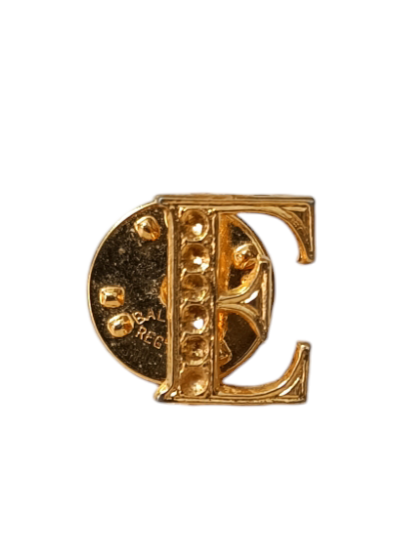 Pin dorado con letra E