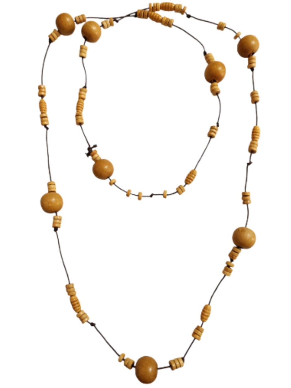 Collar de Madera: Elegancia Natural en Cada Vuelta