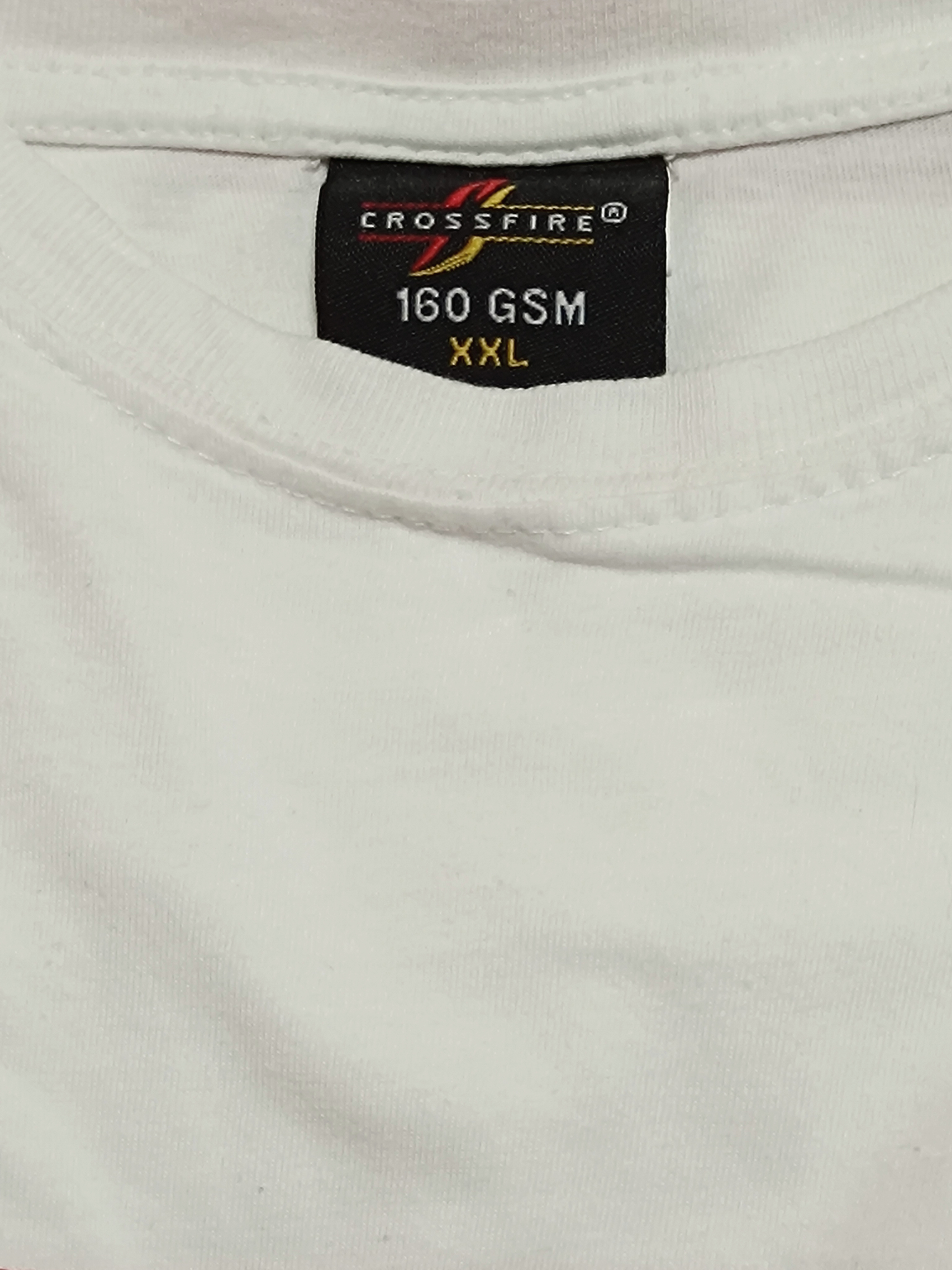 Camiseta blanca 100% algodón — estilo retro con estampado numérico