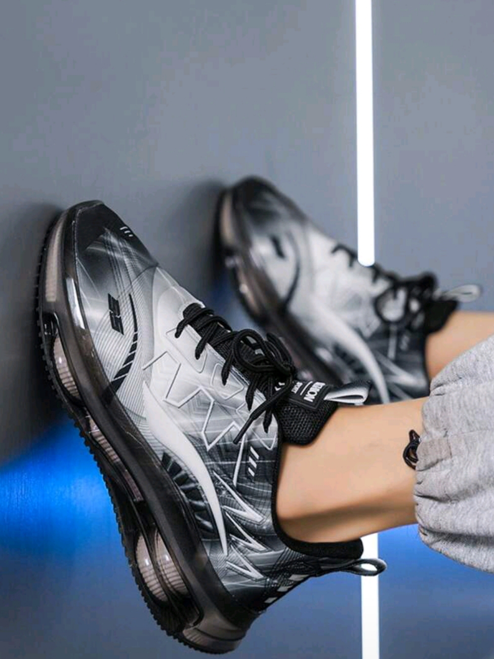 Zapatillas deportivas unisex negras con amortiguación y suela chunky