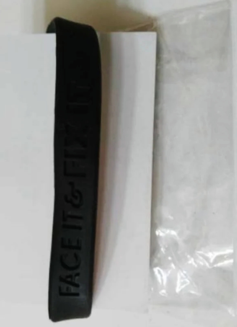 Pulsera de goma negra nueva “Face It & Fix It”