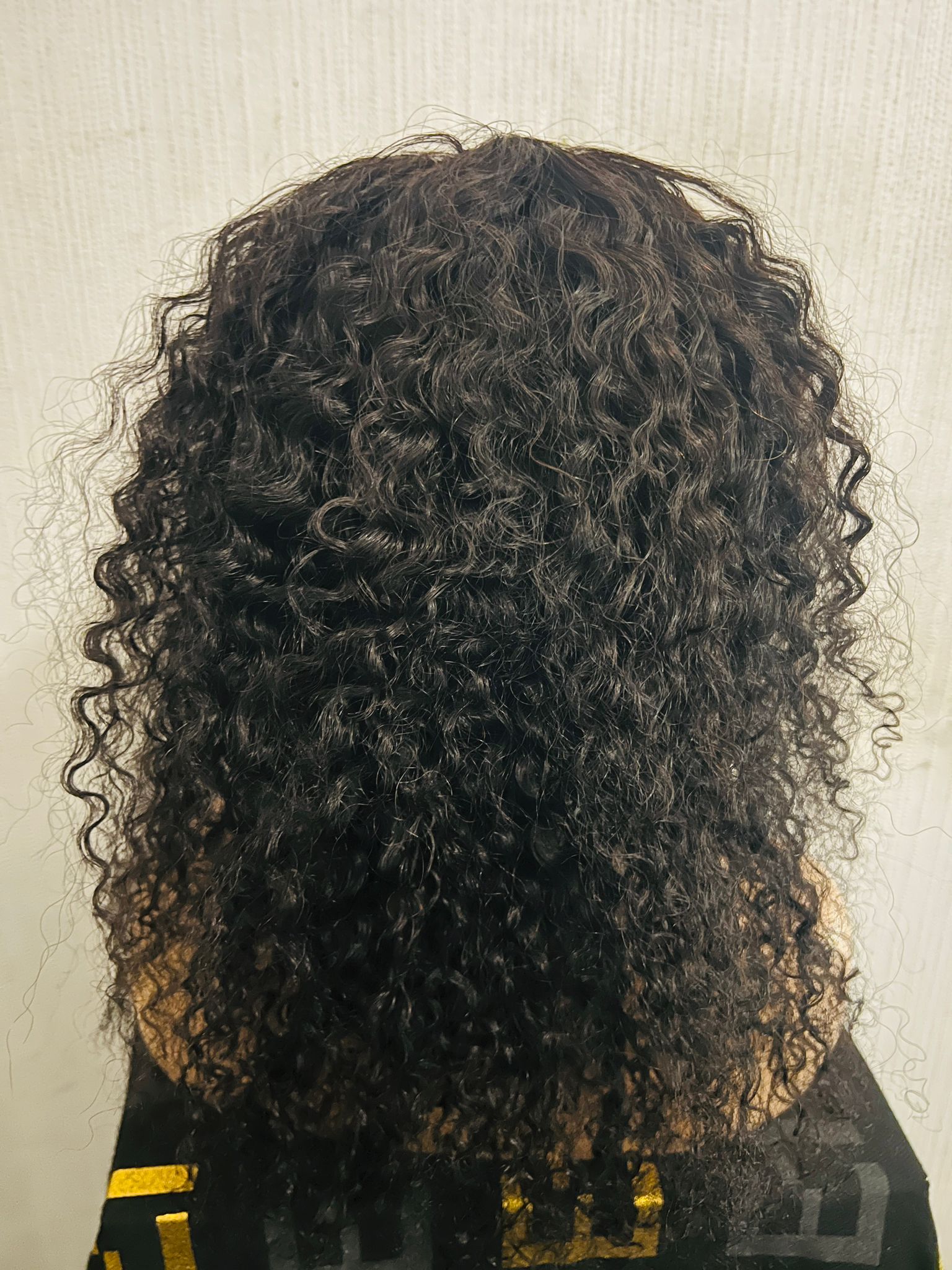 Stella curly pruik echt haar in kleur 1b
