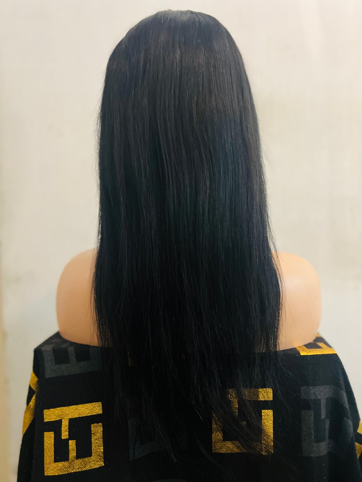 Lisa silky straight pruik een mix van echt haar en synthetisch haar in kleur 1b