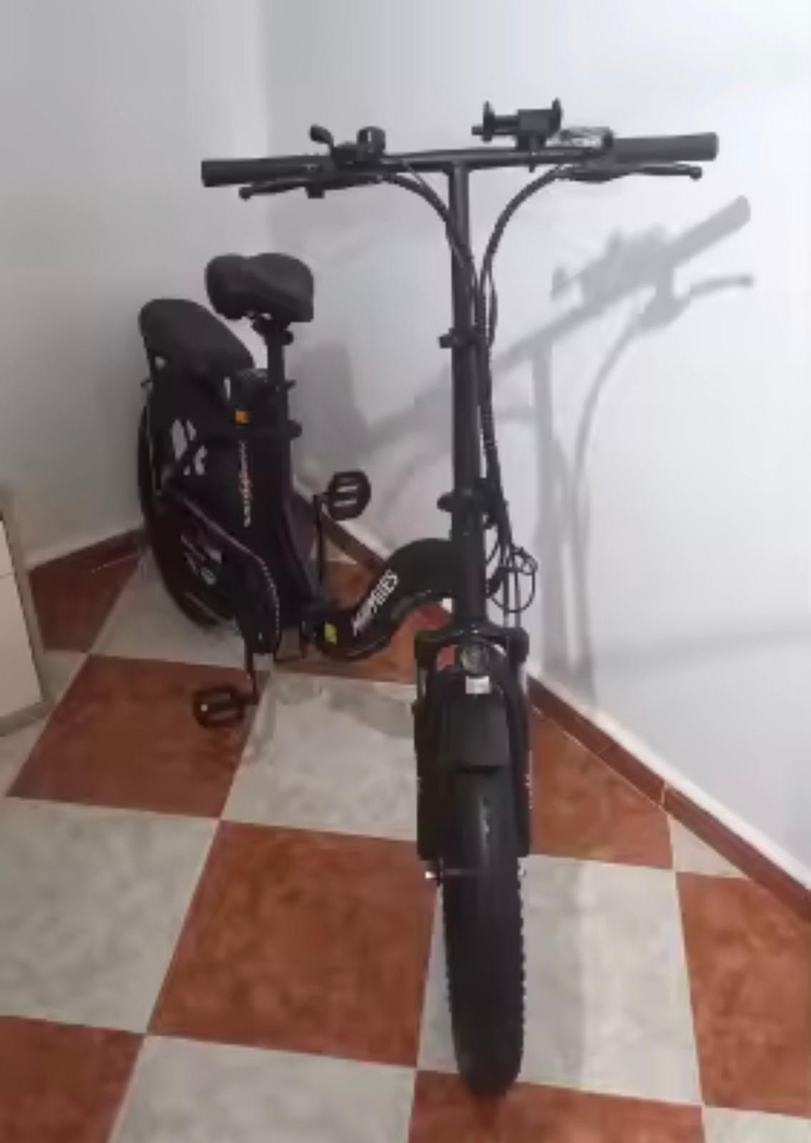 Elektrische fiets met kleine banden kleur zwart