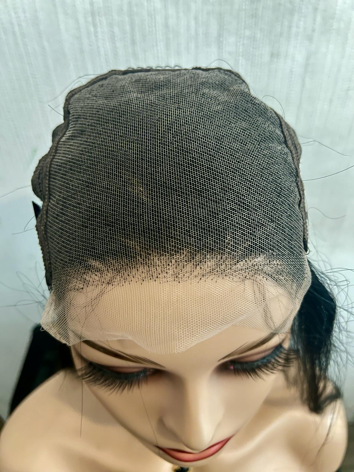 Lisa silky straight pruik een mix van echt haar en synthetisch haar in kleur 1b