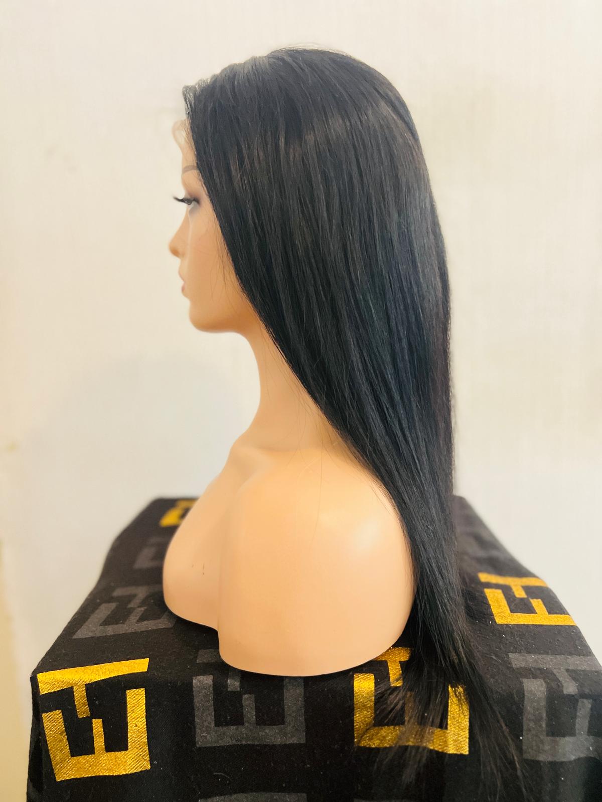 Lisa silky straight pruik een mix van echt haar en synthetisch haar in kleur 1b