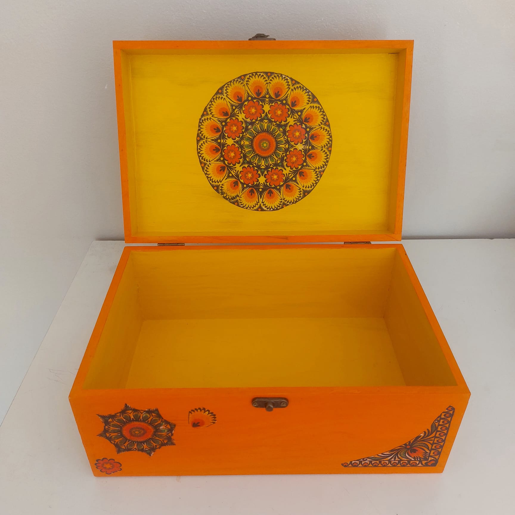 Caja de madera decorada