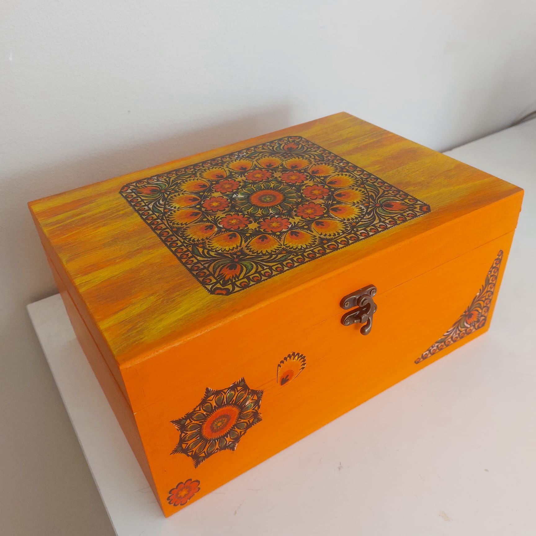 Caja de madera decorada