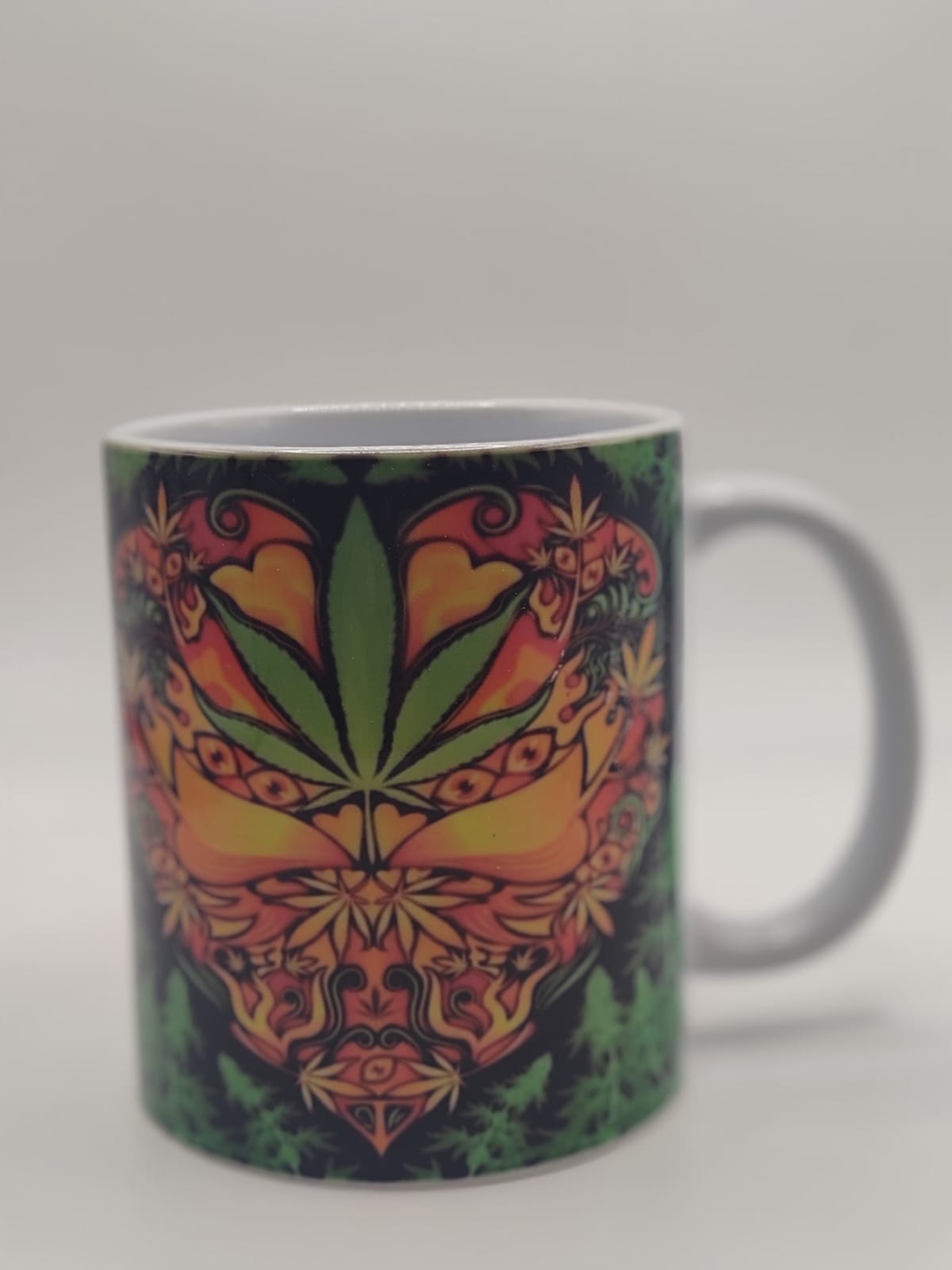 Taza con diseño psicodélico de hoja de cannabis