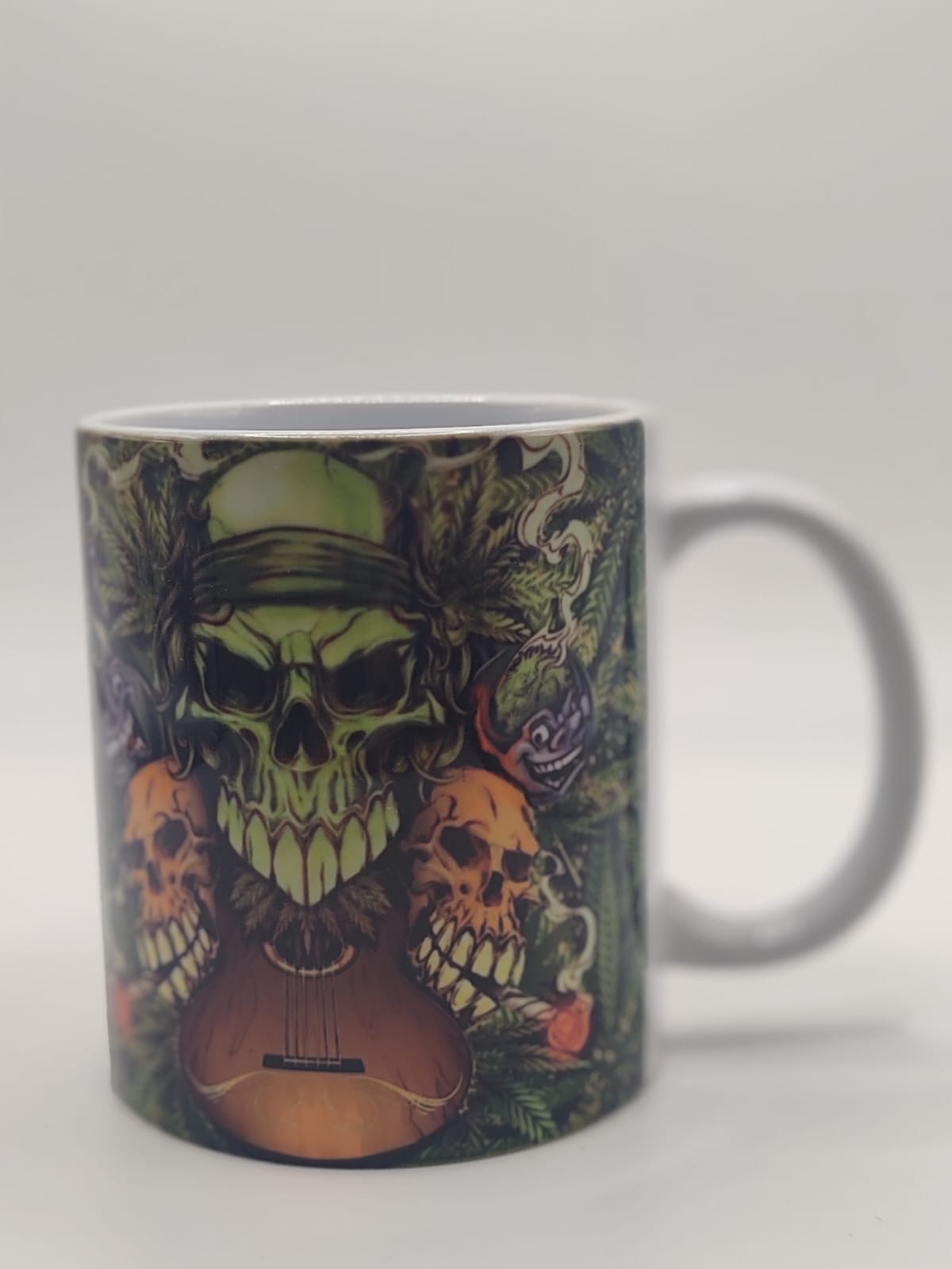 Taza de calaveras artísticas