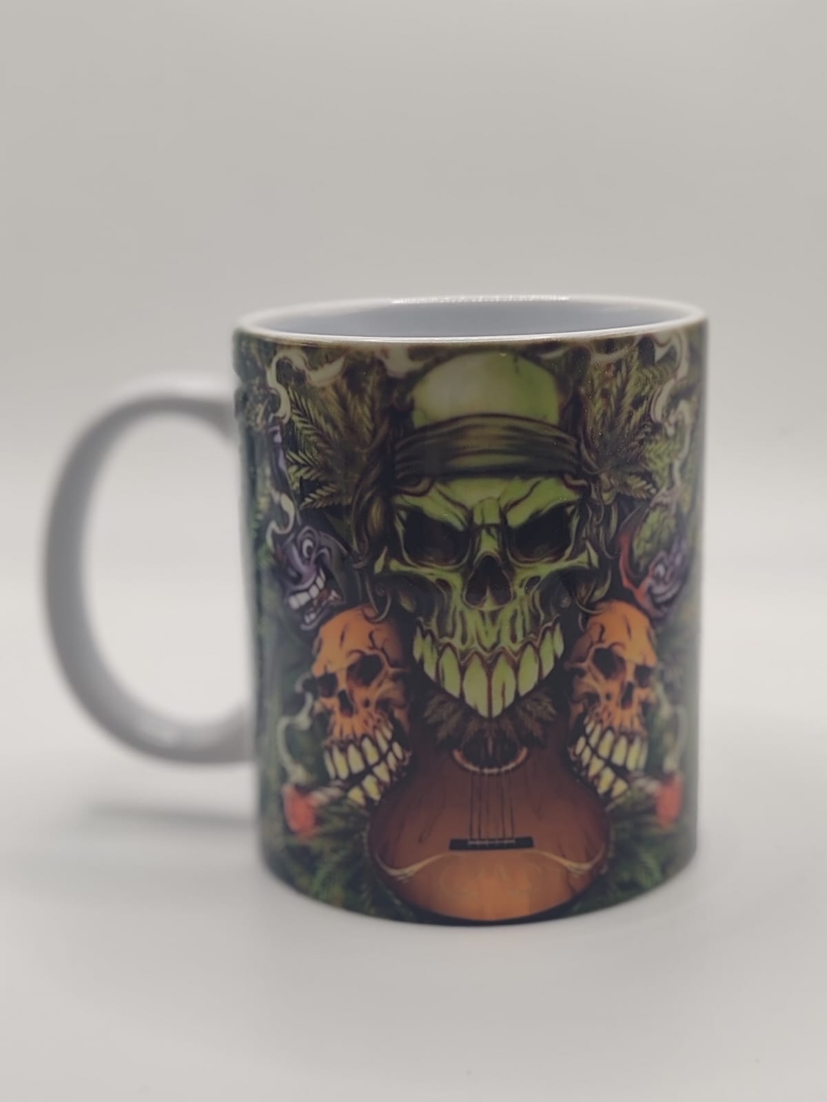 Taza de calaveras artísticas
