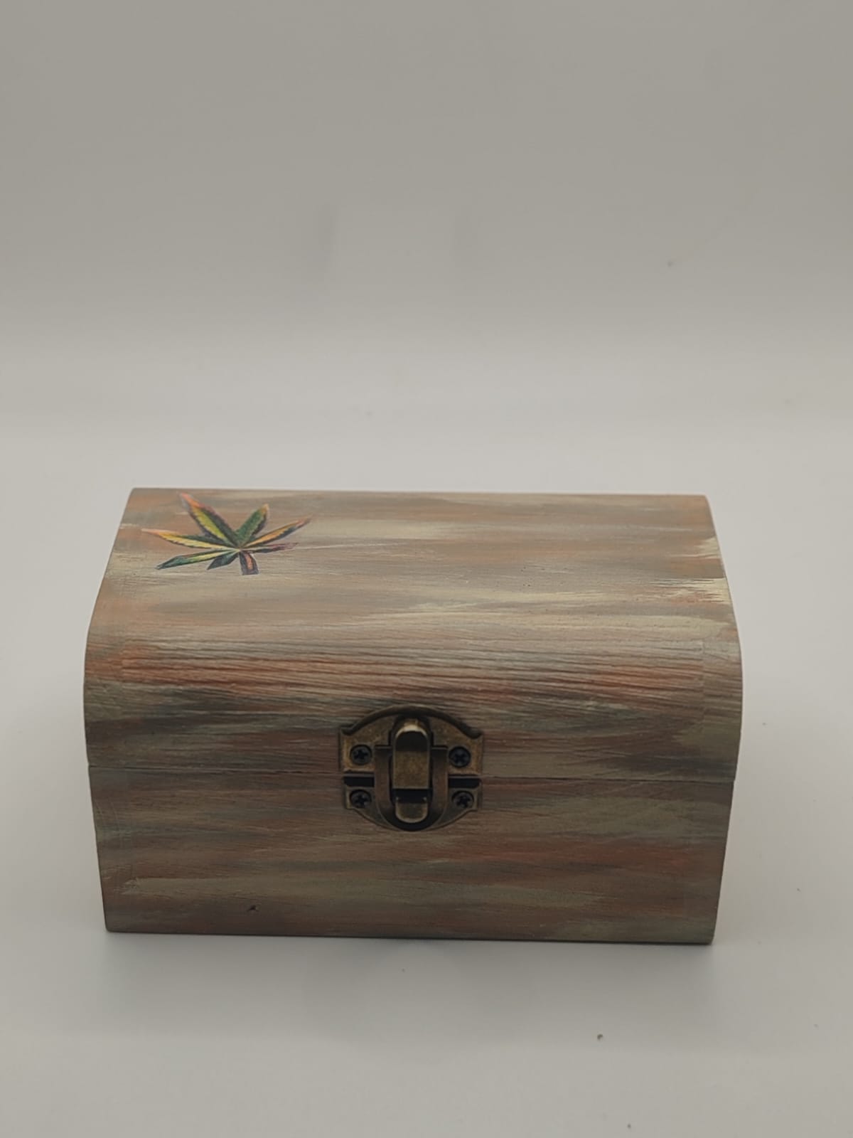 Cofre de madera decorativa